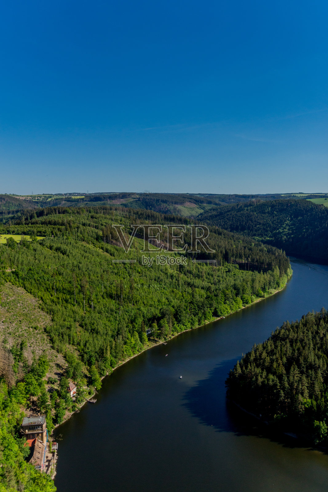 在德国齐根鲁克附近图林根海的霍亨沃特大坝周围徒步旅行照片摄影图片
