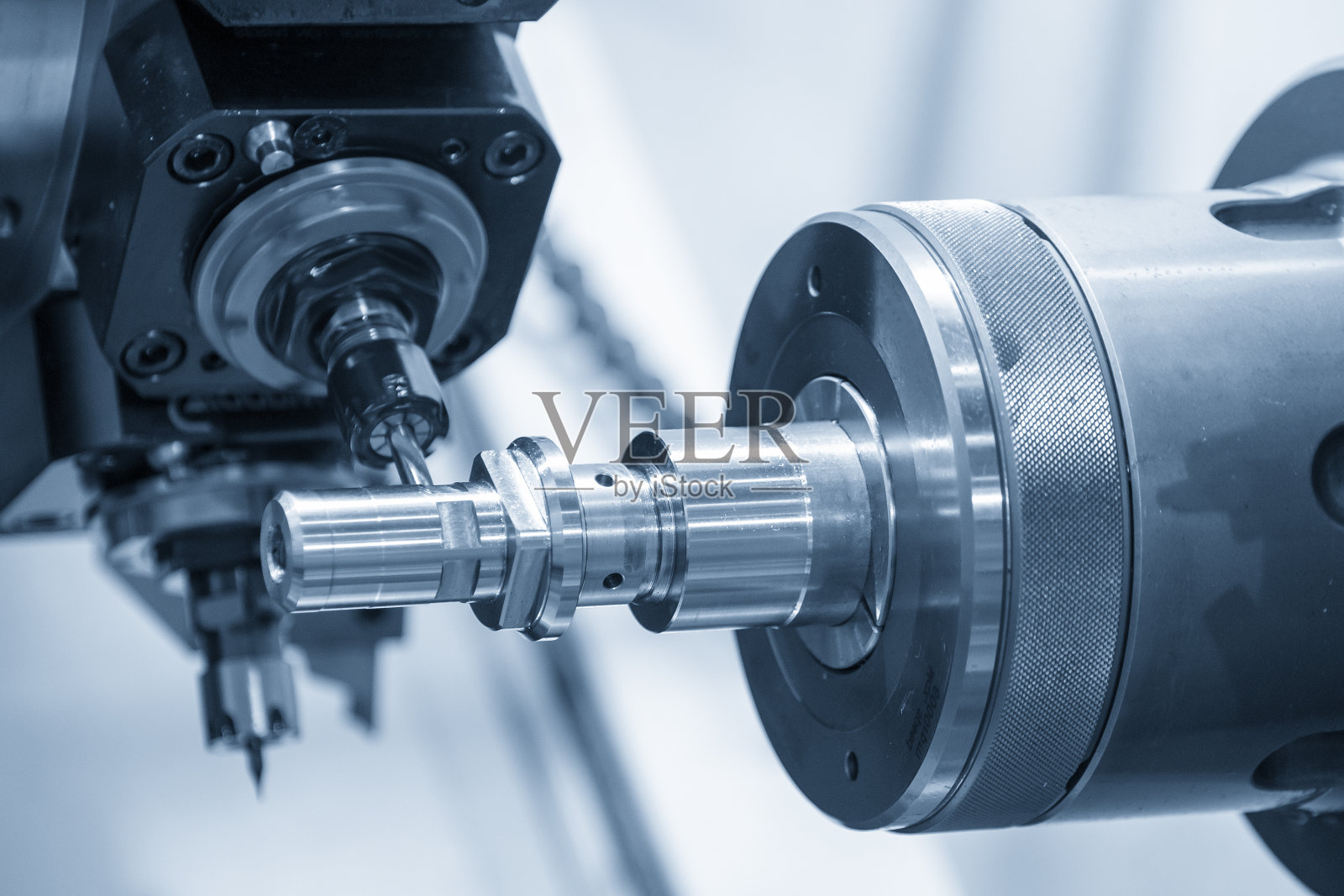 车铣机在金属轴类零件上开槽的操作。照片摄影图片