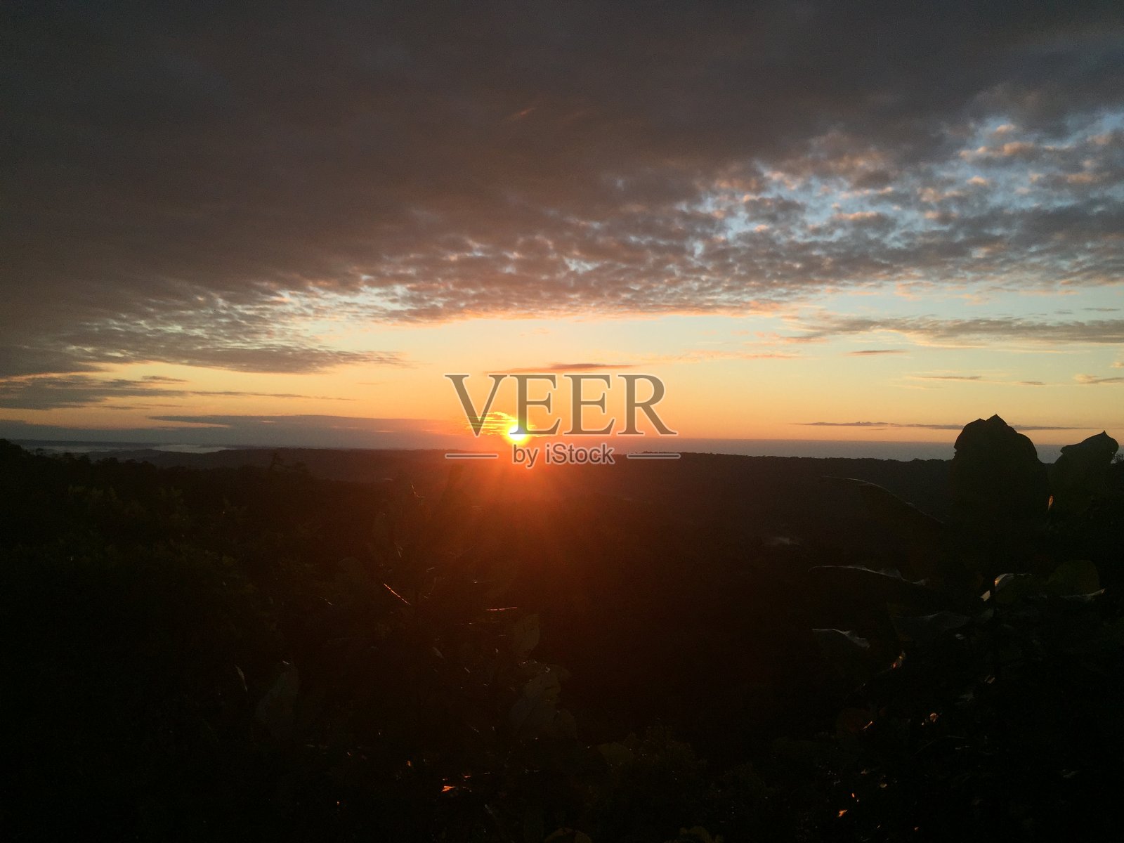 亚马逊雨林的日落展示了美丽的云景,由于最后的阳光是橙色的照片摄影图片