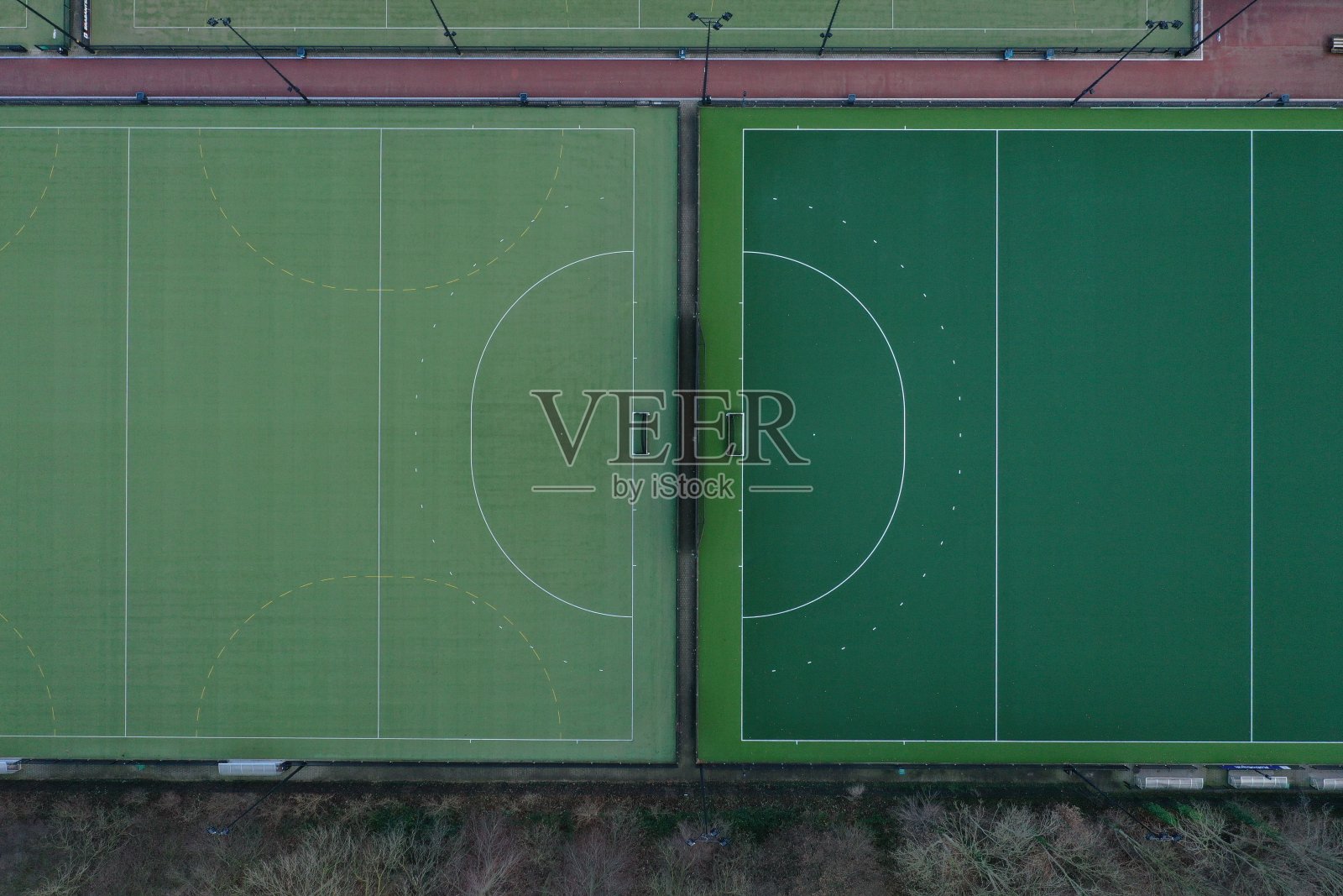 鸟瞰图的两个不同的运动场与人工草地在不同的阴影的绿色照片摄影图片