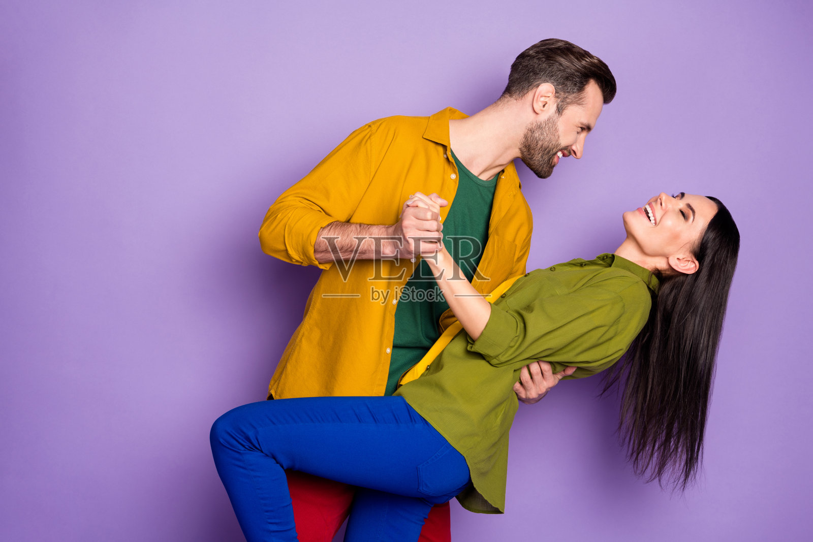 资料照片漂亮的女士帅气的家伙夫妇拥抱牵手慢舞好心情检疫时间穿休闲衬衫衣服孤立的紫色背景照片摄影图片