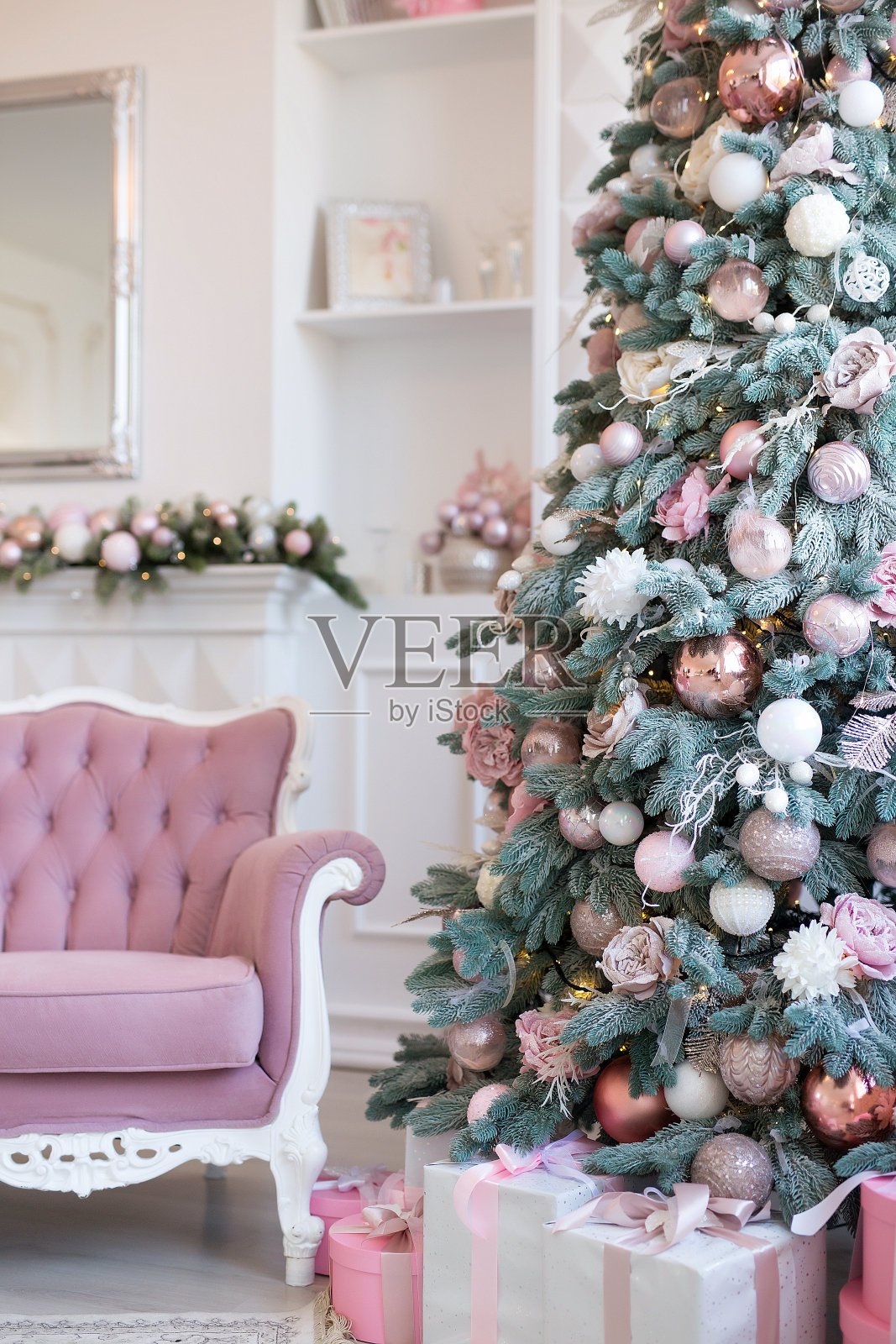 明亮的现代客厅内饰有壁炉和舒适的沙发装饰圣诞树和礼物照片摄影图片