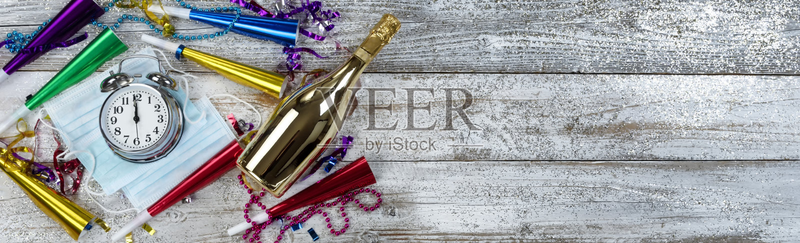 时钟接近午夜,注意安全,戴上口罩,参加新年联欢会,抗击新冠肺炎疫情照片摄影图片