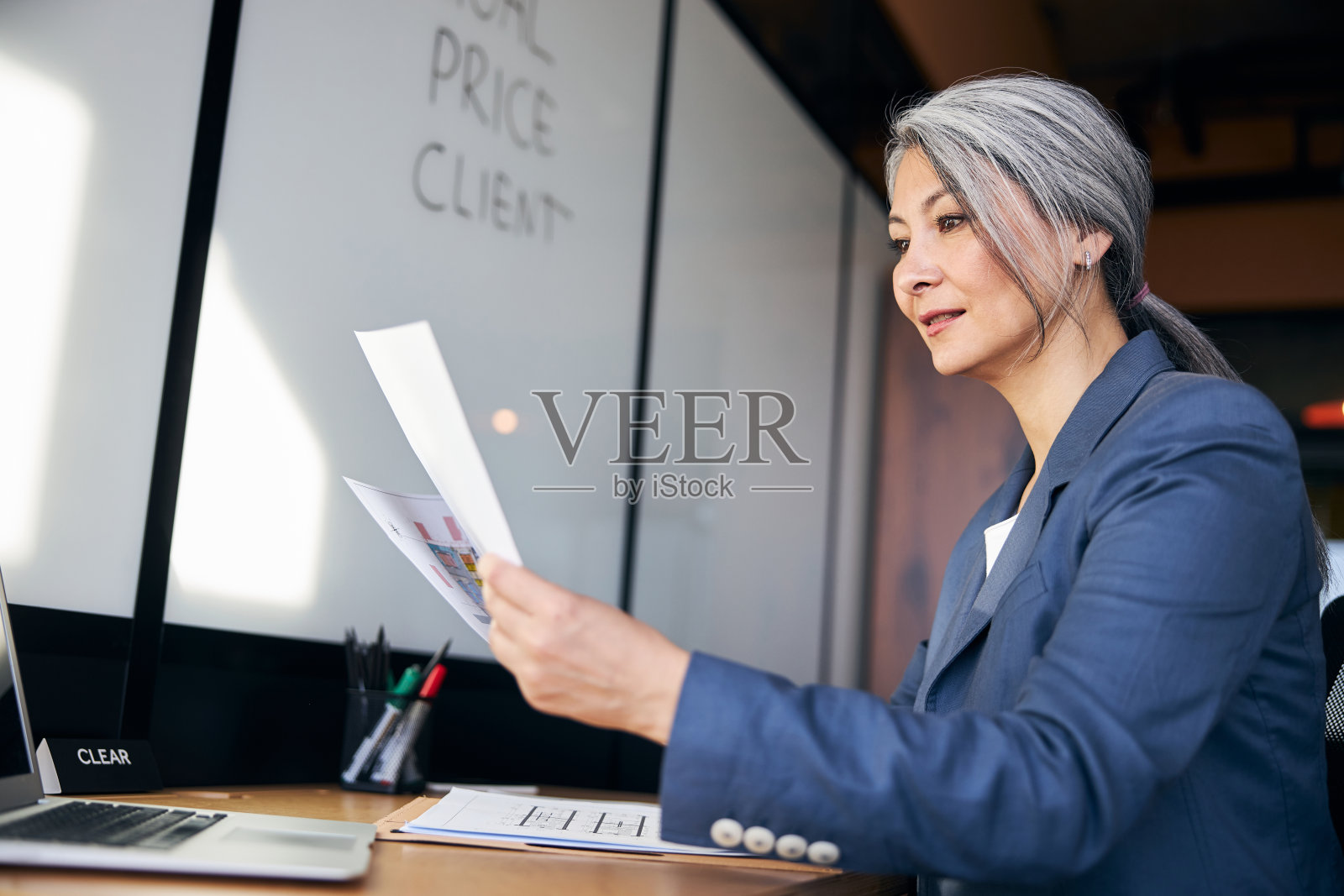 学习建筑规划的漂亮女人在工作时用笔记本电脑照片摄影图片