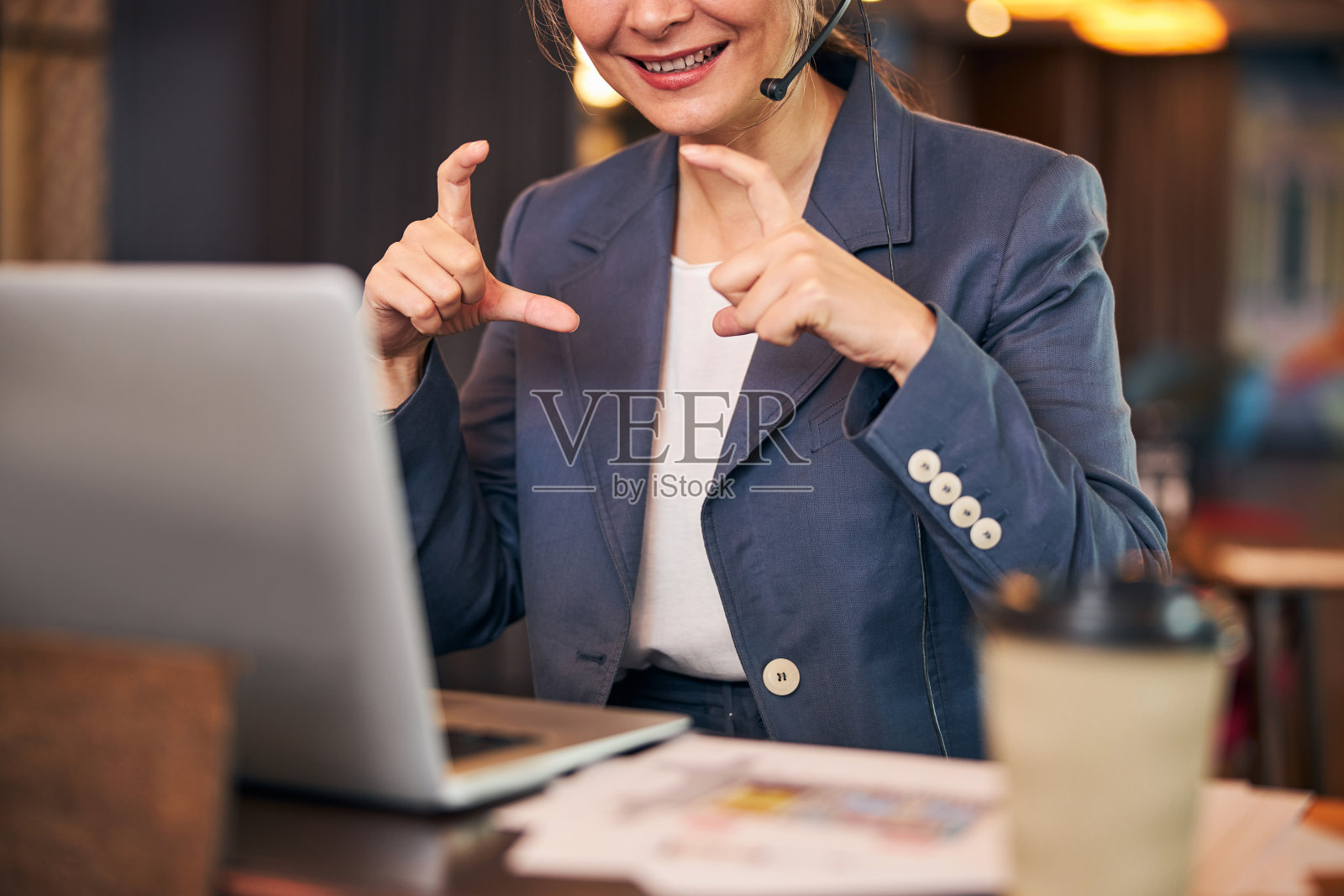 微笑的女人与同事在网上聊天照片摄影图片