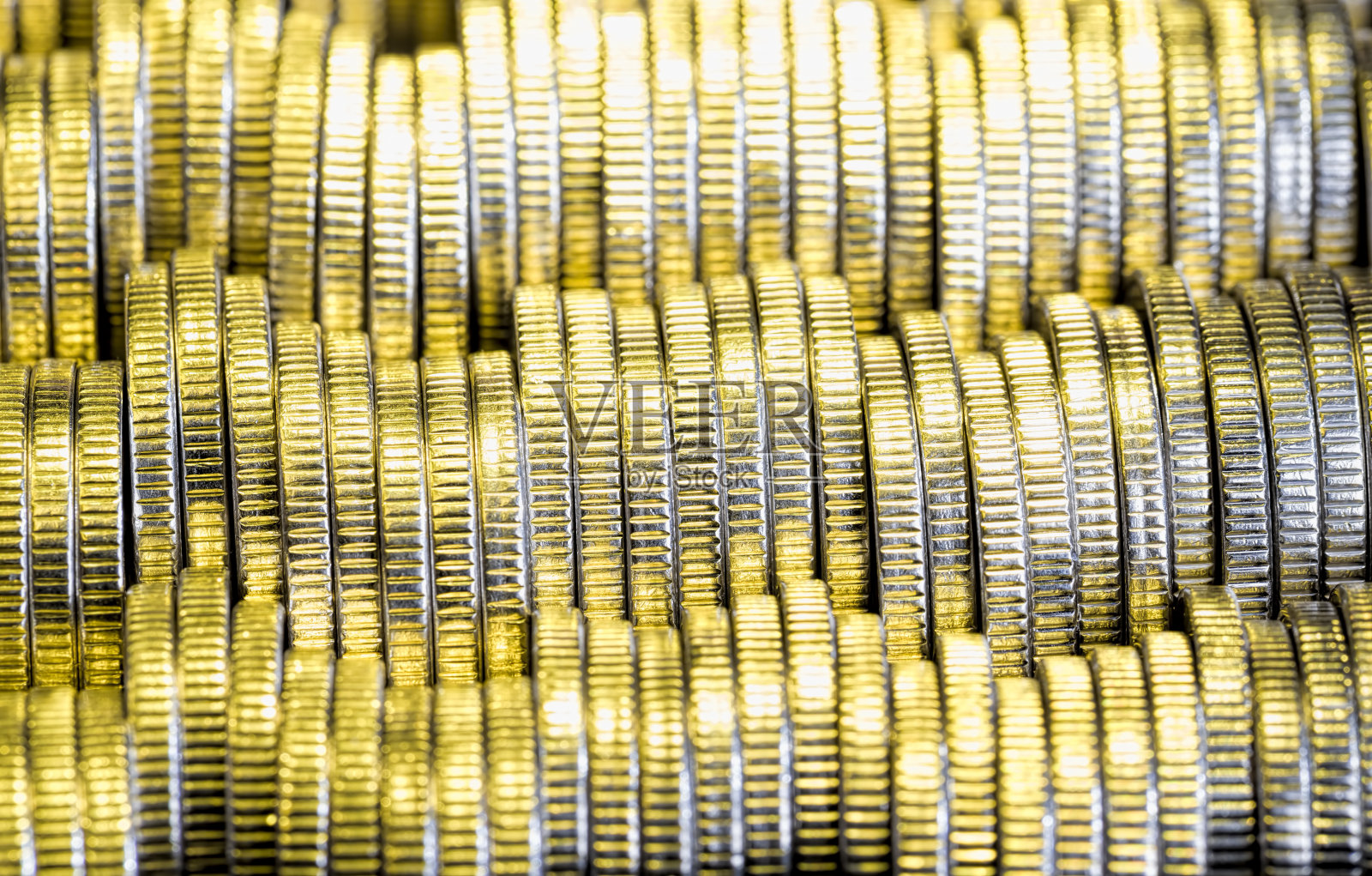 许多圆形的银质金属硬币,闪耀着金色的光芒照片摄影图片