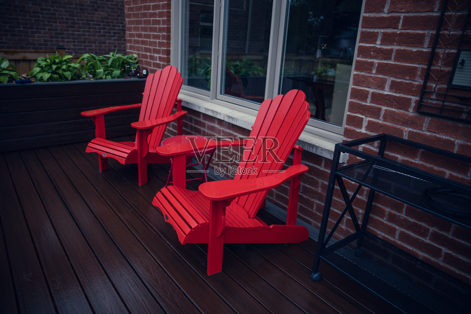 后院木甲板上的红色椅子照片摄影图片