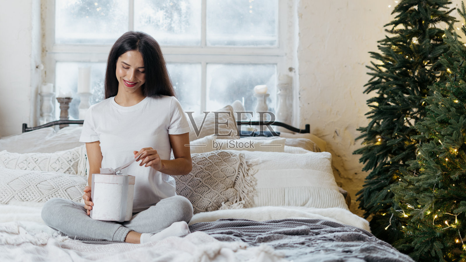 梦幻般的成年少女在家过新年照片摄影图片