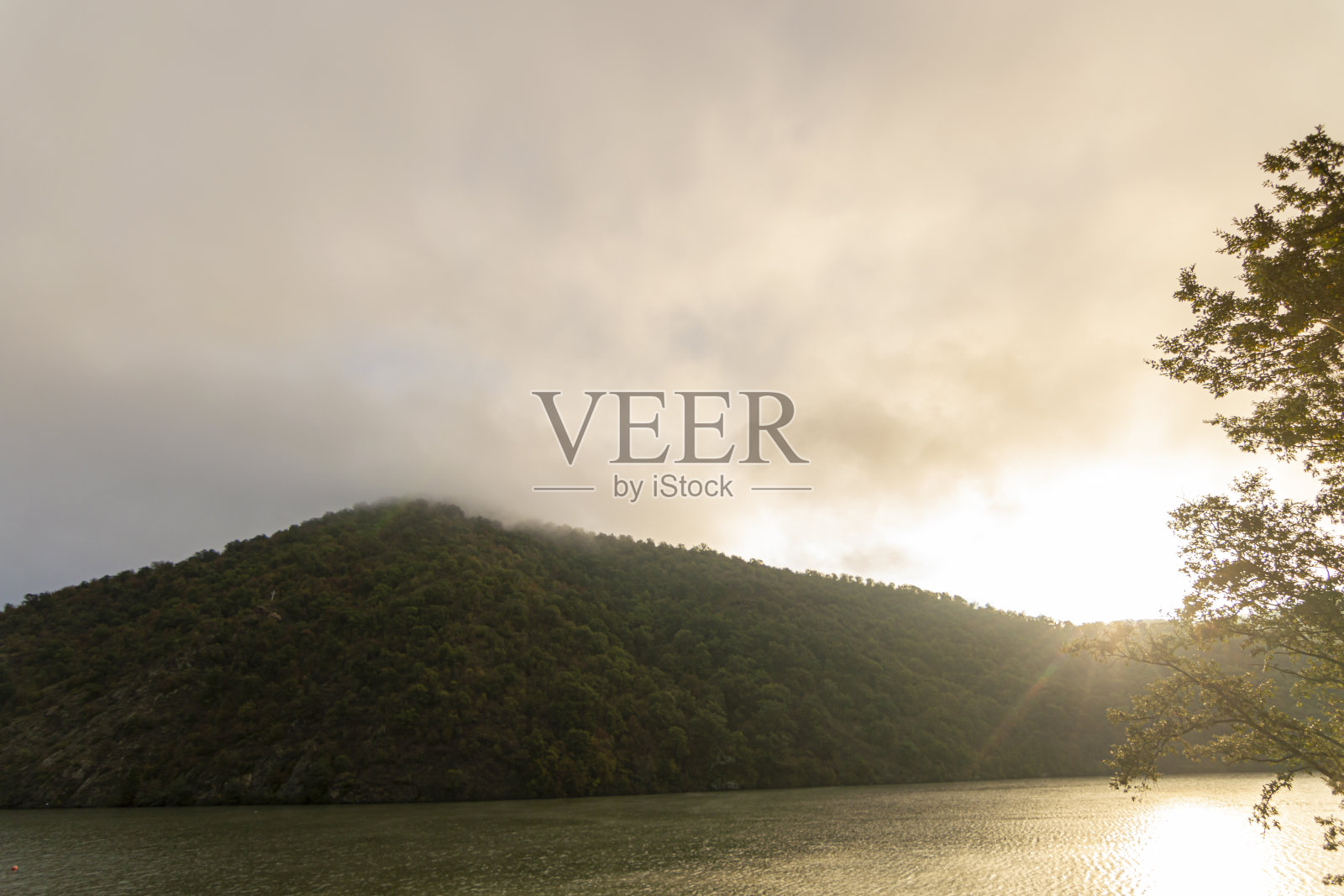 日出的山湖和雾的水照片摄影图片