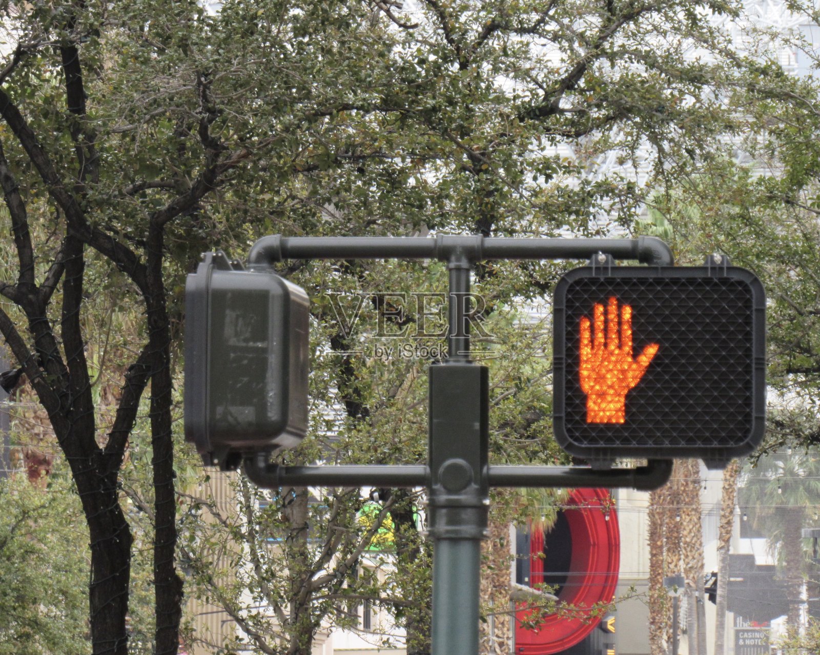 不要走红色的手标志,停下来等待照片摄影图片