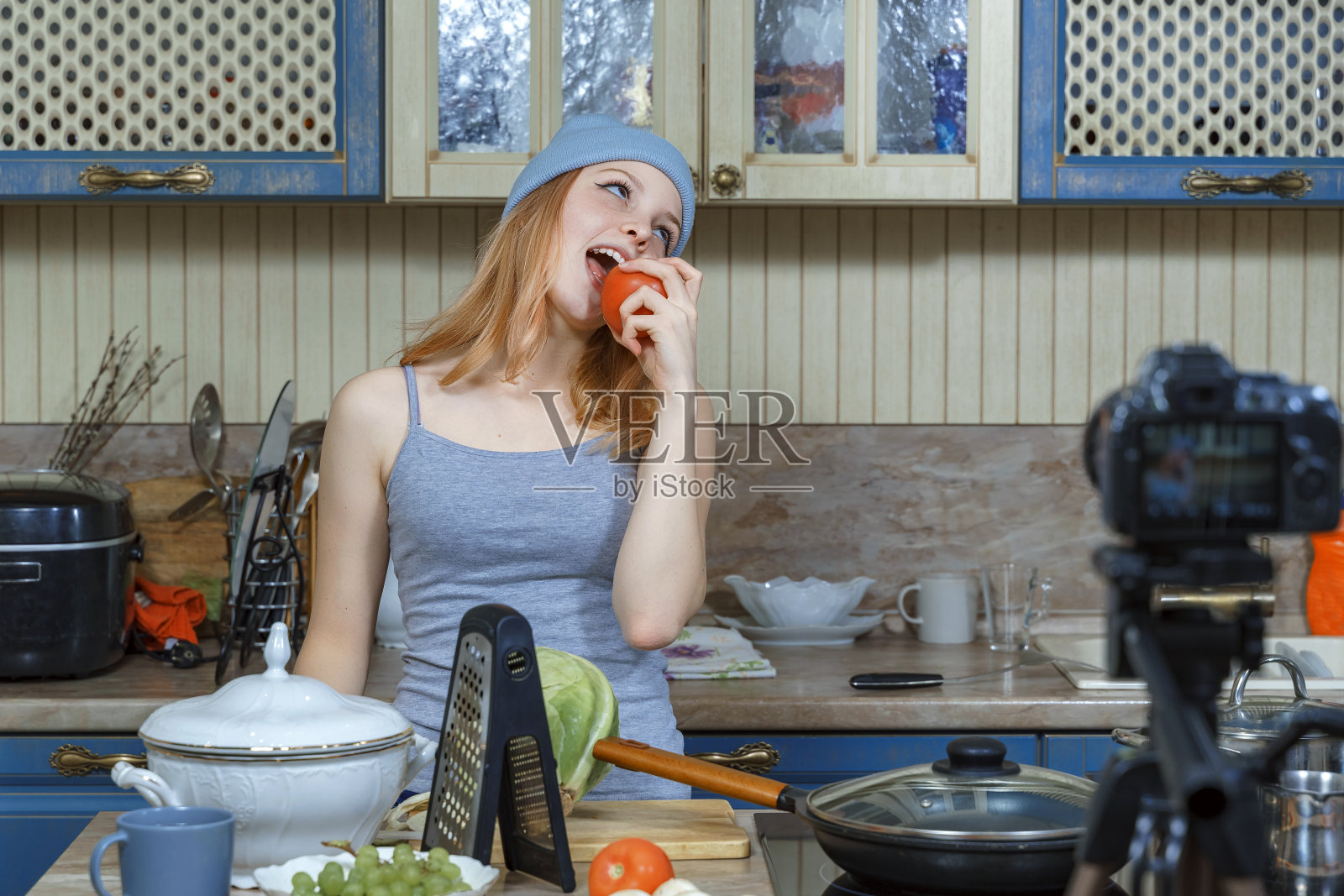 少女为美食博客拍摄视频照片摄影图片