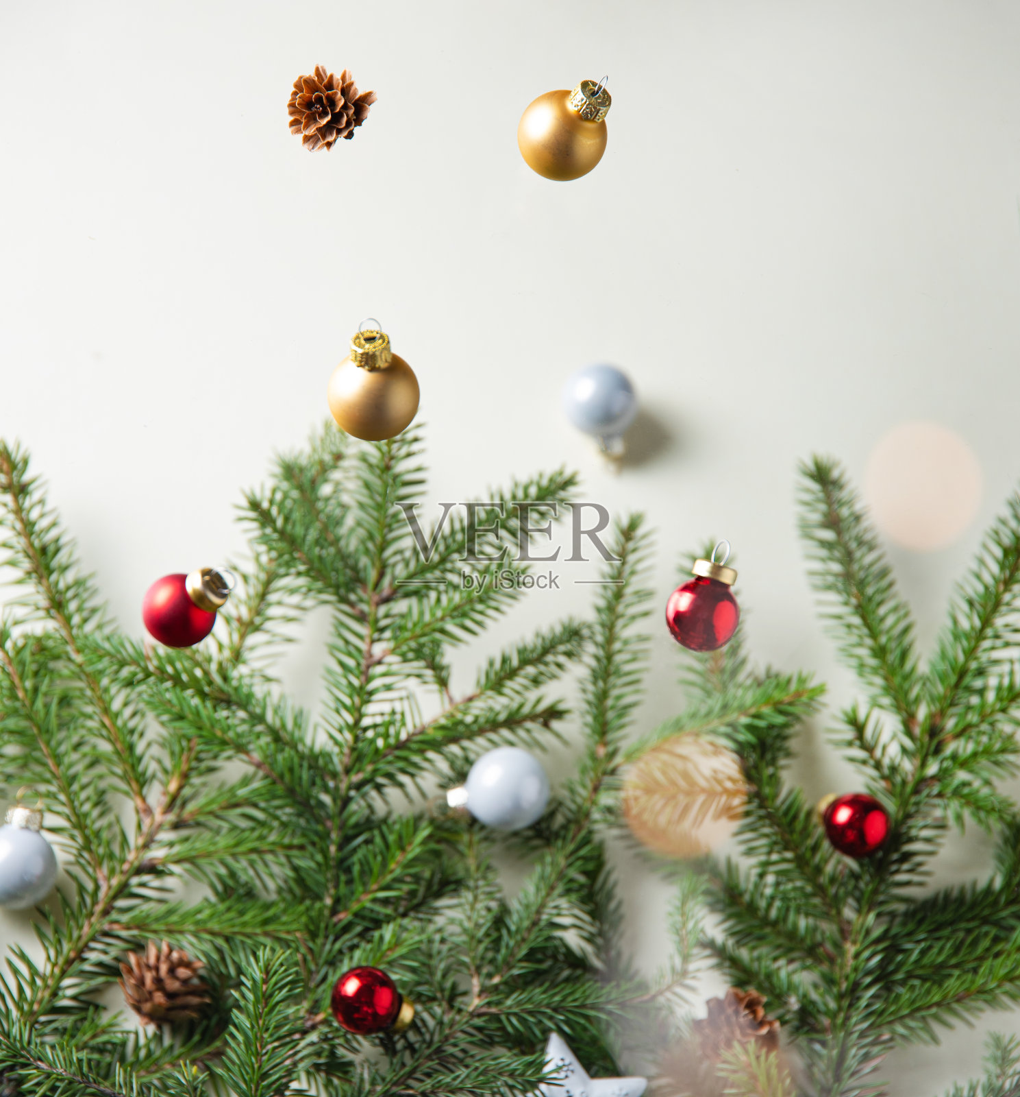 圣诞黄色背景有冷杉树枝、锥形和圣诞玩具。照片摄影图片