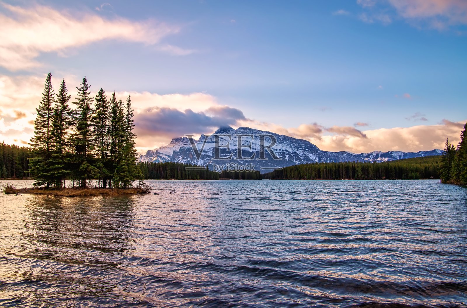 两个杰克湖上空生机勃勃的日出天空照片摄影图片