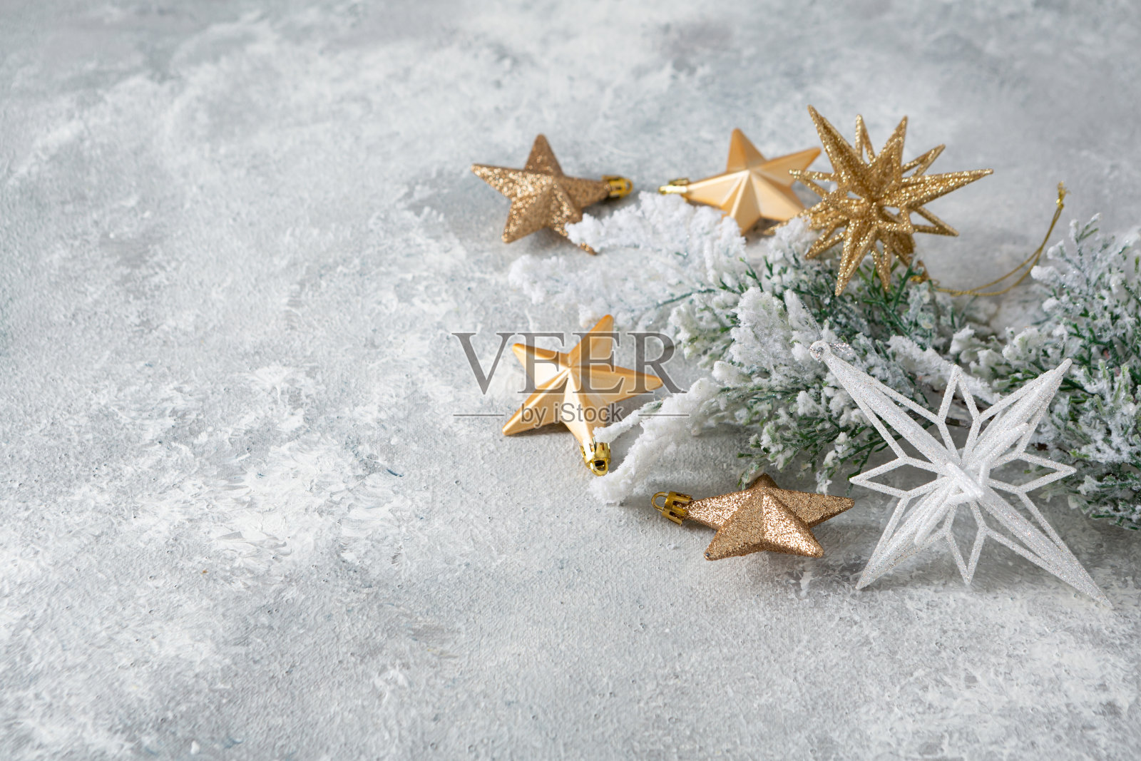 近距离的雪花树枝和金色的星星在轻的表面,圣诞节的概念照片摄影图片