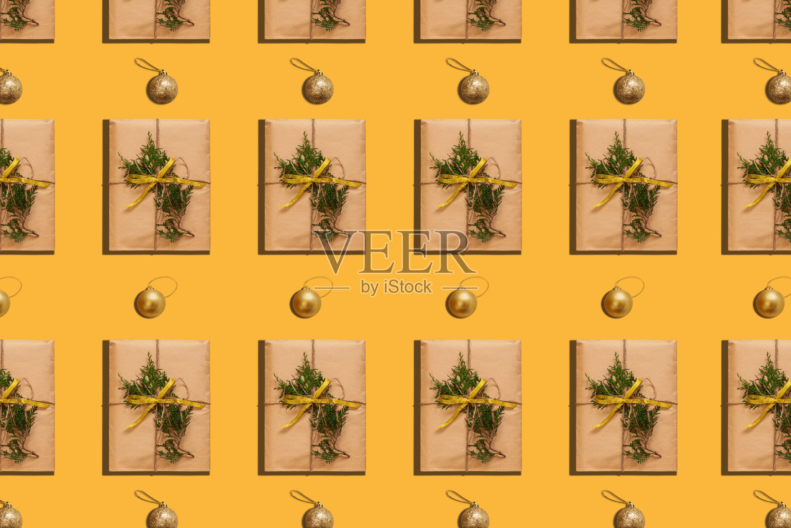 时尚的圣诞图案与纸礼盒照片上的蜡笔背景。最小零浪费新年概念。照片摄影图片