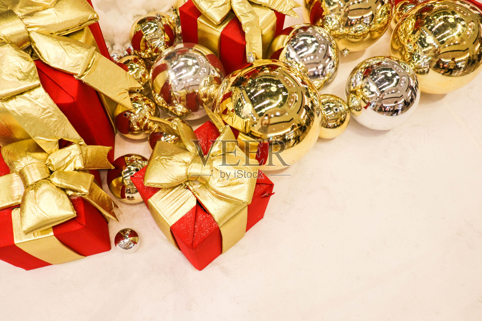 带丝带的圣诞礼品盒照片摄影图片