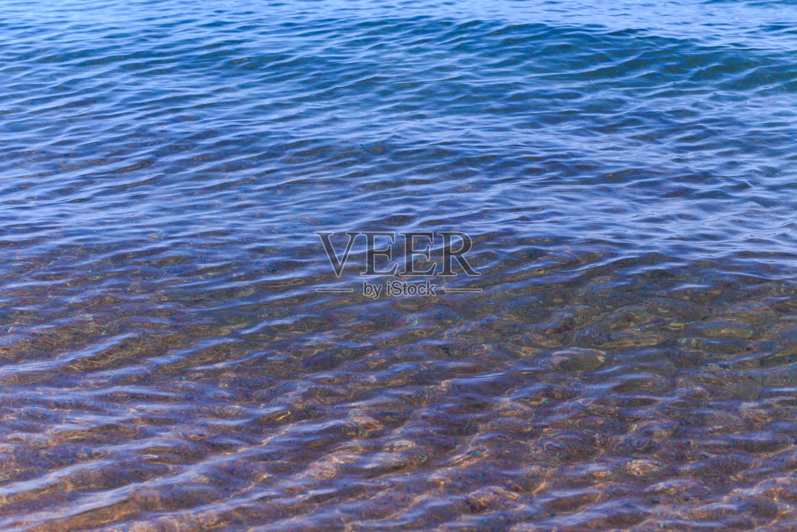 蓝色的清水。照片摄影图片