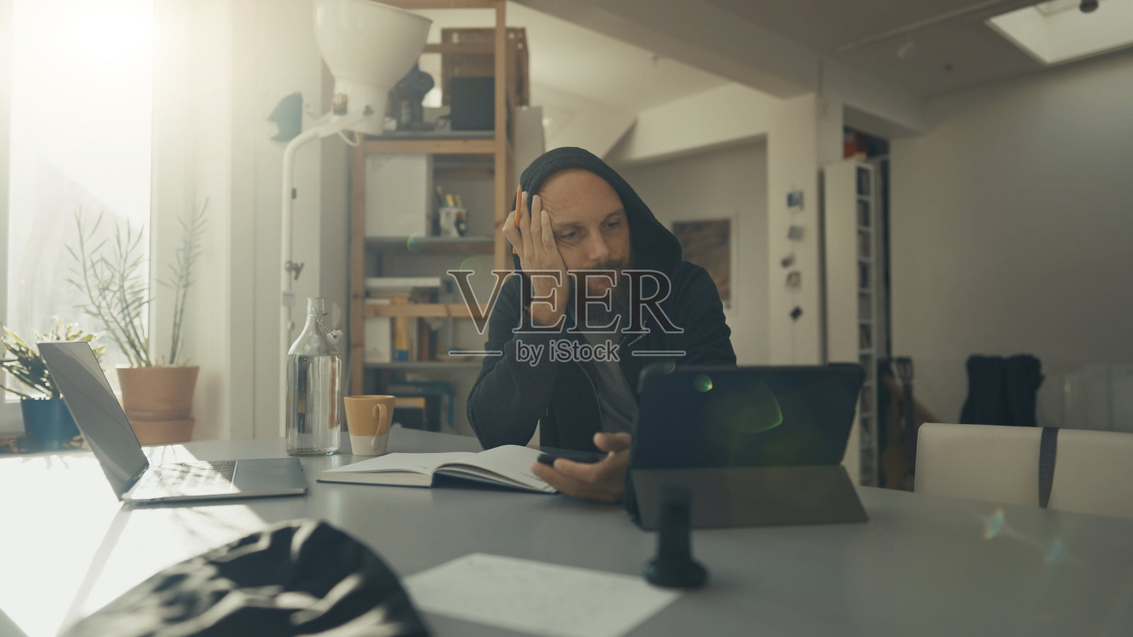 成年学生在家:Covid - 19封锁期间的家庭工作和电话会议照片摄影图片