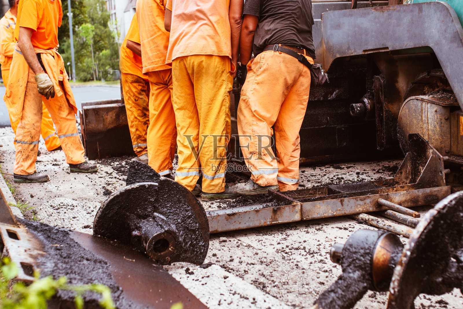 正在铺路的工作队照片摄影图片