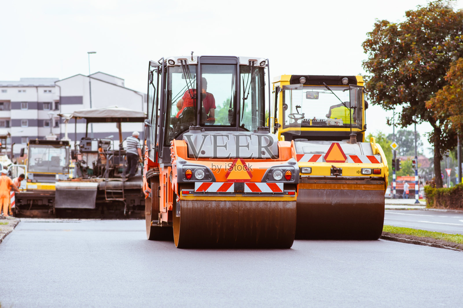 正在铺路的工作队照片摄影图片