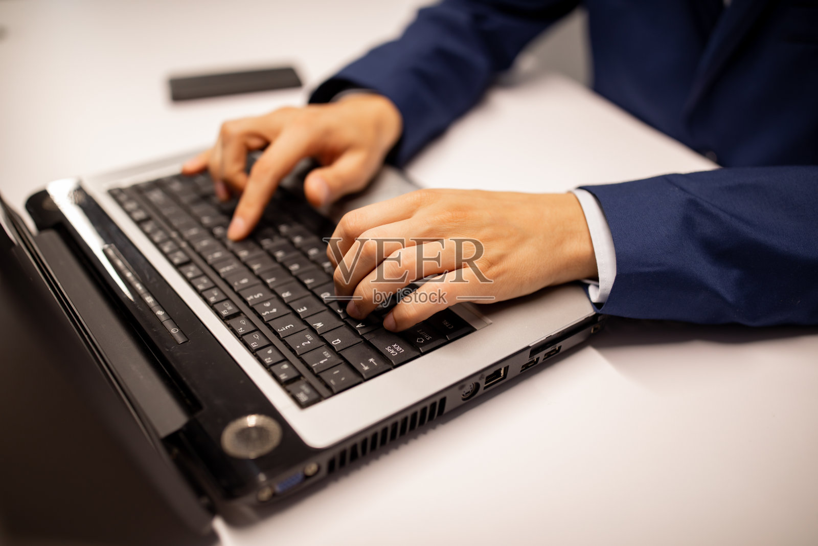 在笔记本电脑上工作的商人照片摄影图片