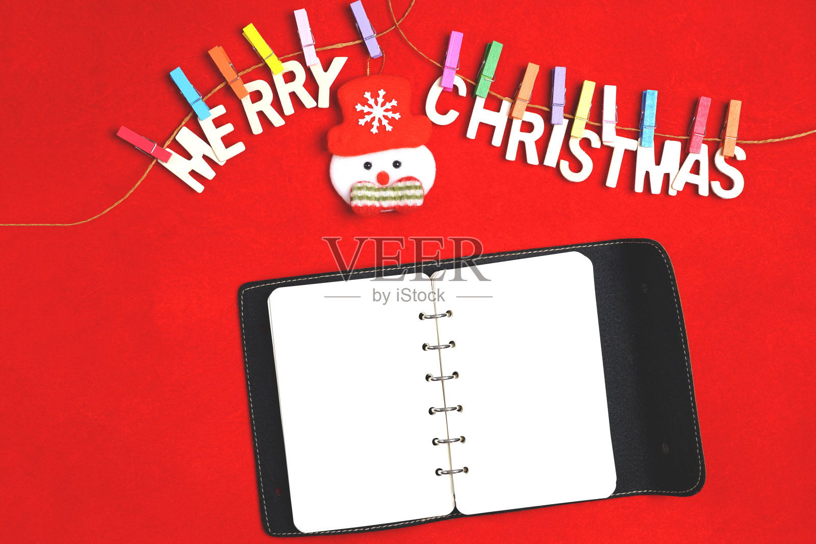 圣诞祝福短信以红色为背景,圣诞作文用冬季装饰,新年概念。平铺,俯视图,拷贝空间照片摄影图片