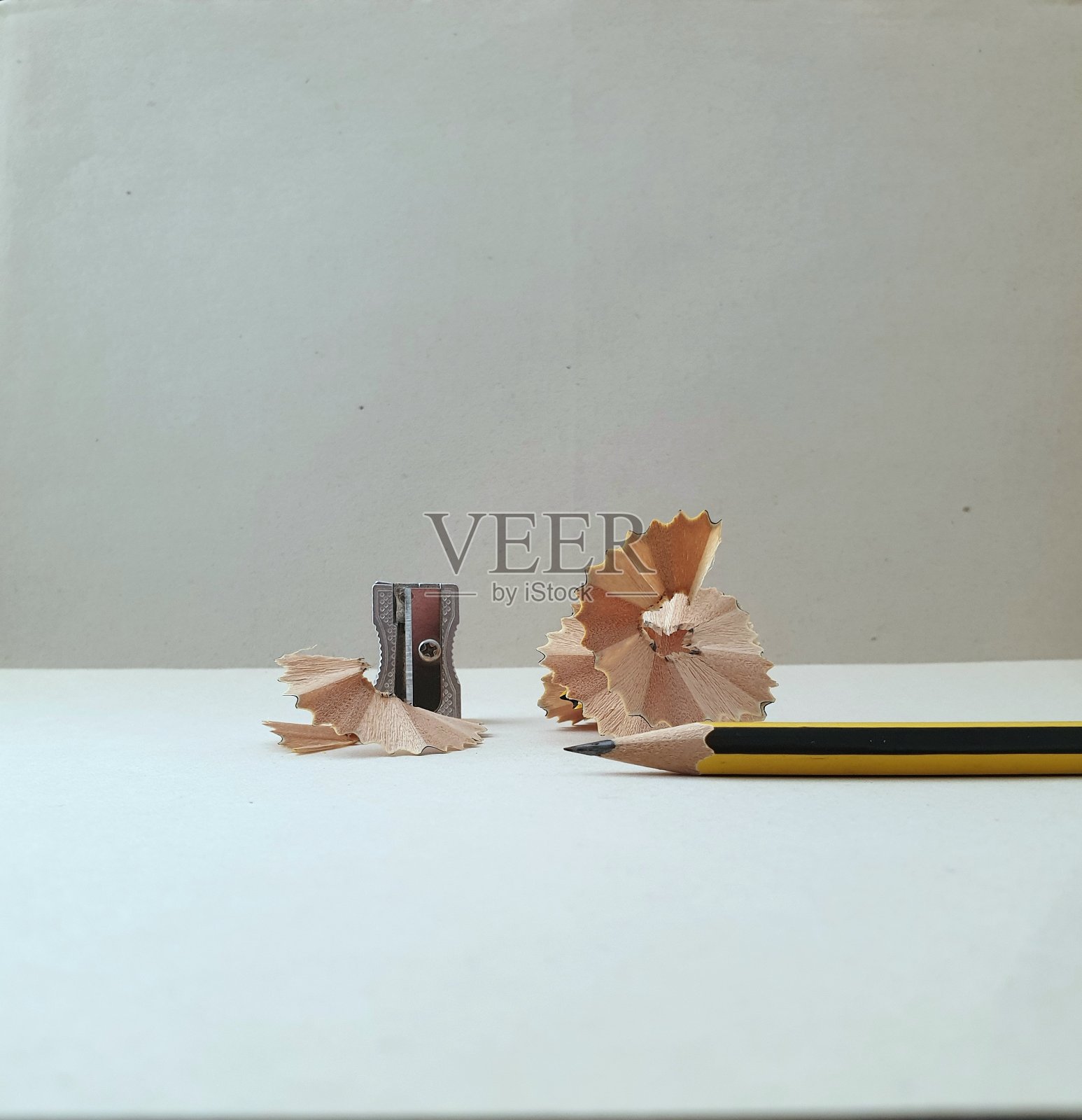 形象强化理念如:团队合作,协作创造更好的结果,团结创造力量。用铅笔和卷笔刀。有用的模板。照片摄影图片