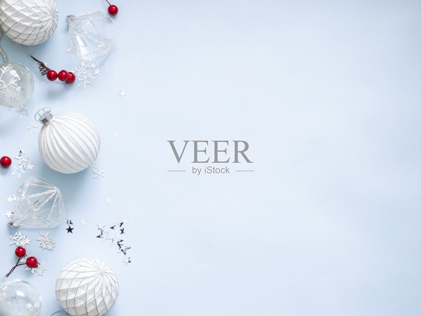 白色圣诞装饰品和红色浆果在蓝色背景图像与复制空间照片摄影图片