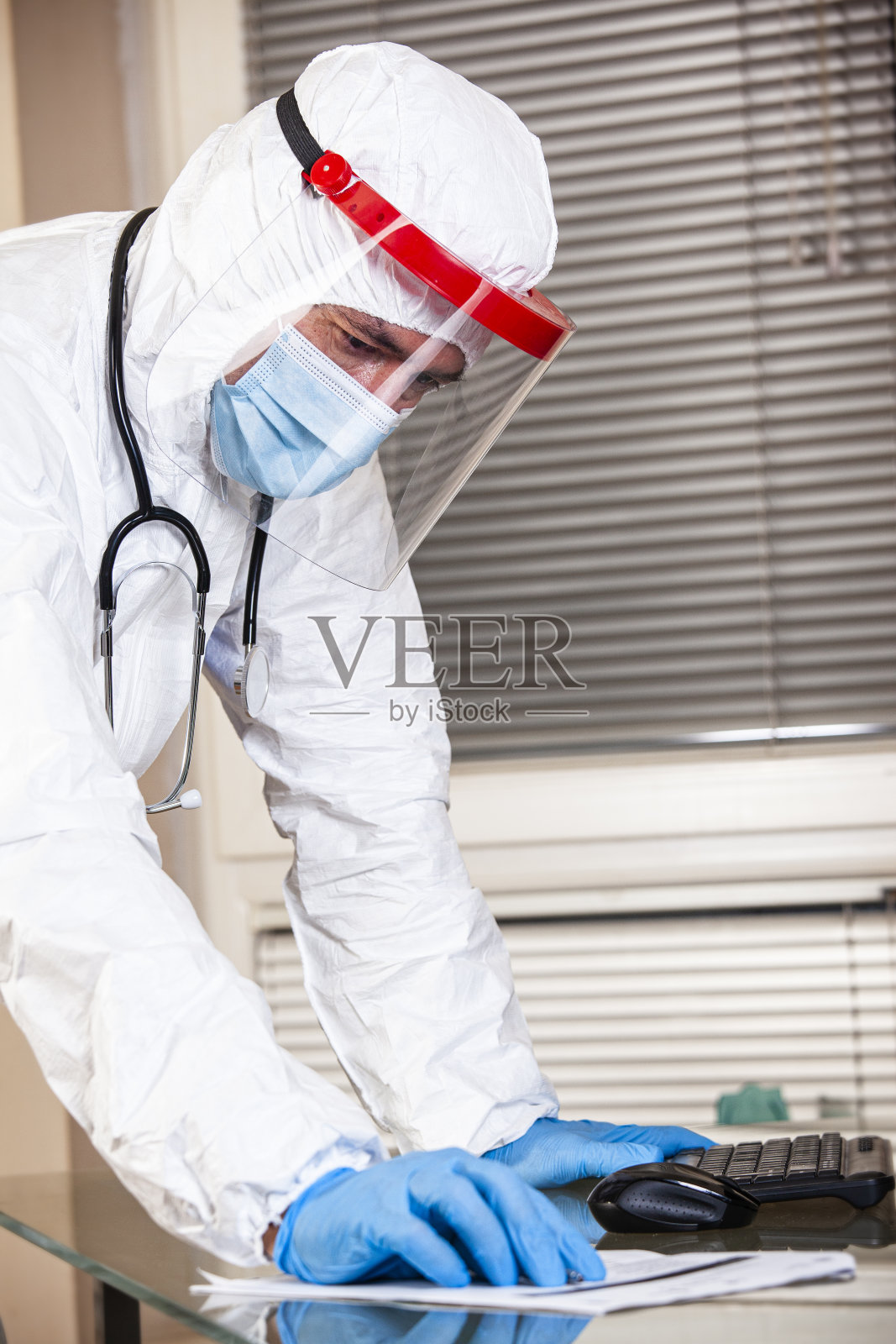 在新冠19救护车中工作的防护服医生照片摄影图片