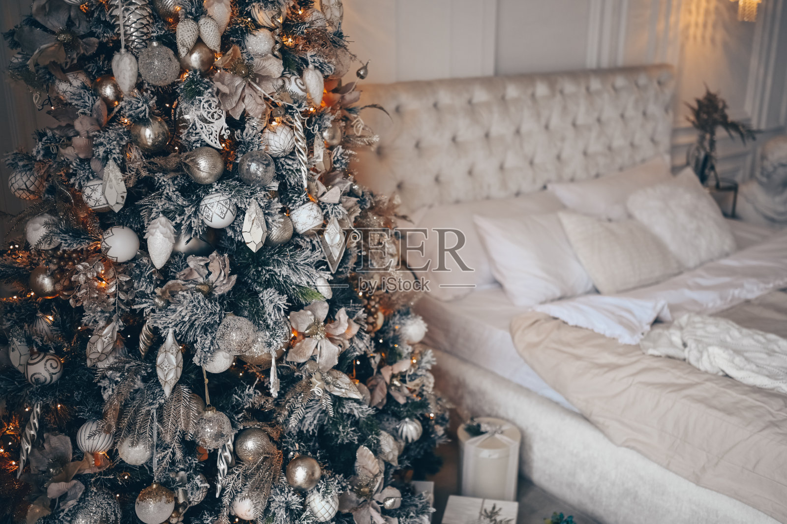 装饰在白色经典圣诞树新年经典卧室假日室内与舒适的床照片摄影图片