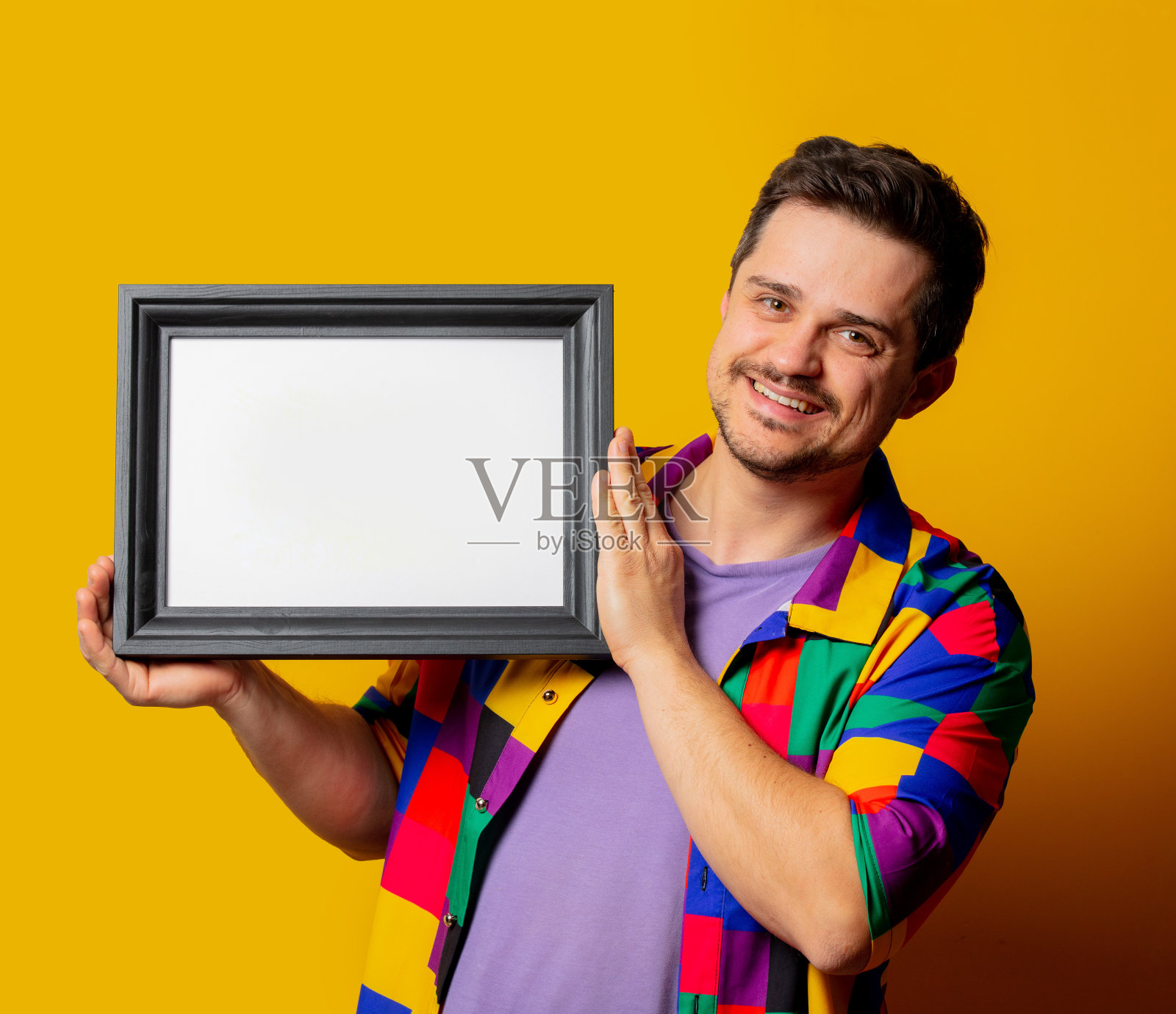 那个穿着90年代衬衫,黄色背景相框的家伙照片摄影图片