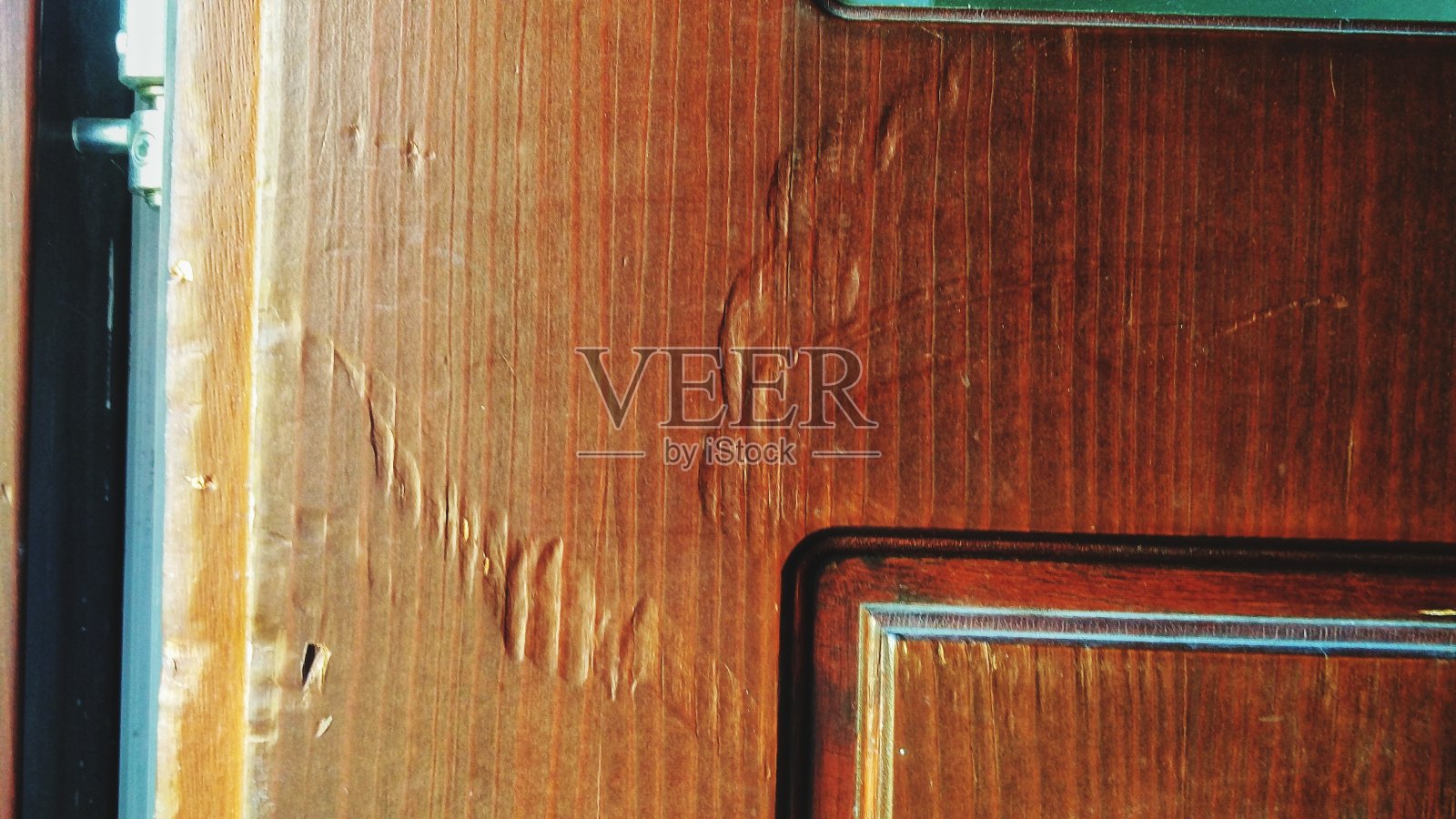 关闭一扇被拆毁的门照片摄影图片