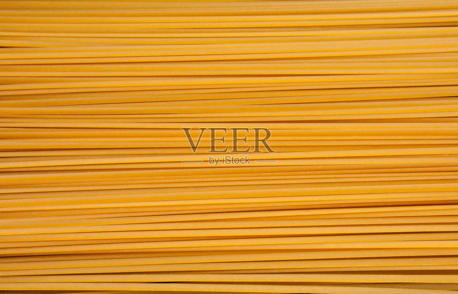 一堆扁意大利面躺在平坦的地面上照片摄影图片