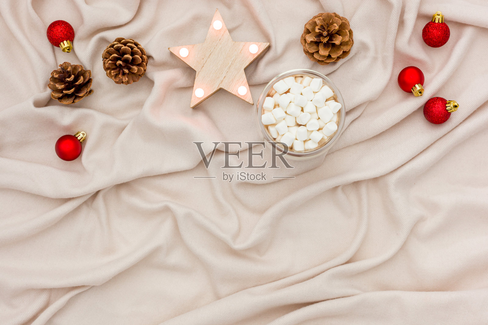 温馨的圣诞之夜,可可味的床单照片摄影图片