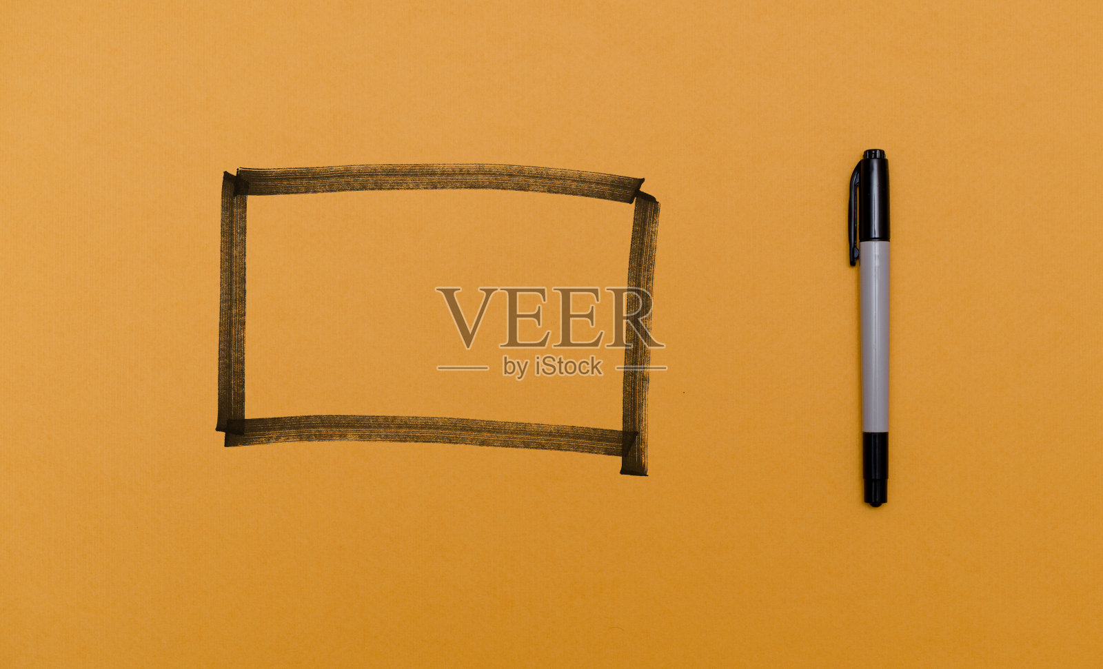 用墨笔在空白的彩色纹理纸上做记号。文本。前视图。照片摄影图片