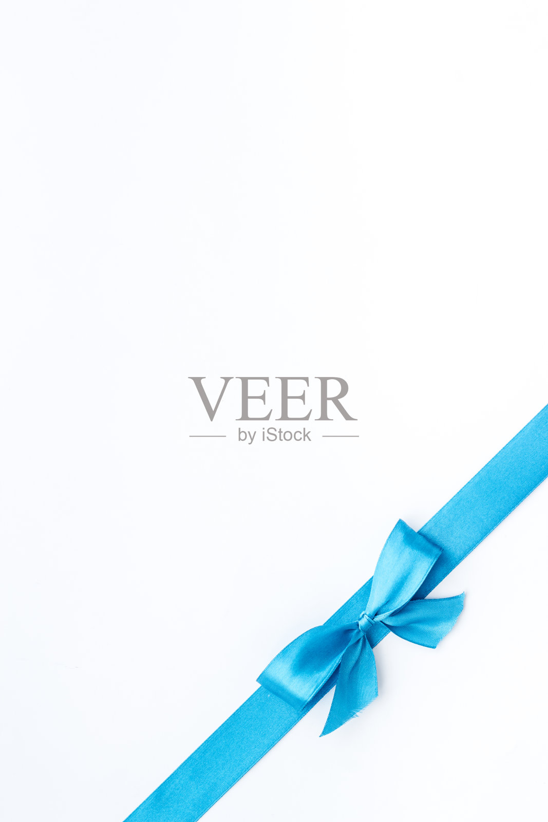 蓝色丝带与蝴蝶结孤立在白色。俯视图,复制空间照片摄影图片