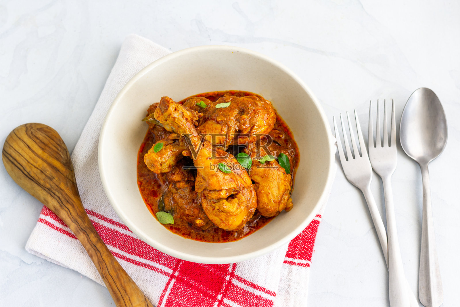 美味的印度咖喱鸡配咖喱叶照片摄影图片