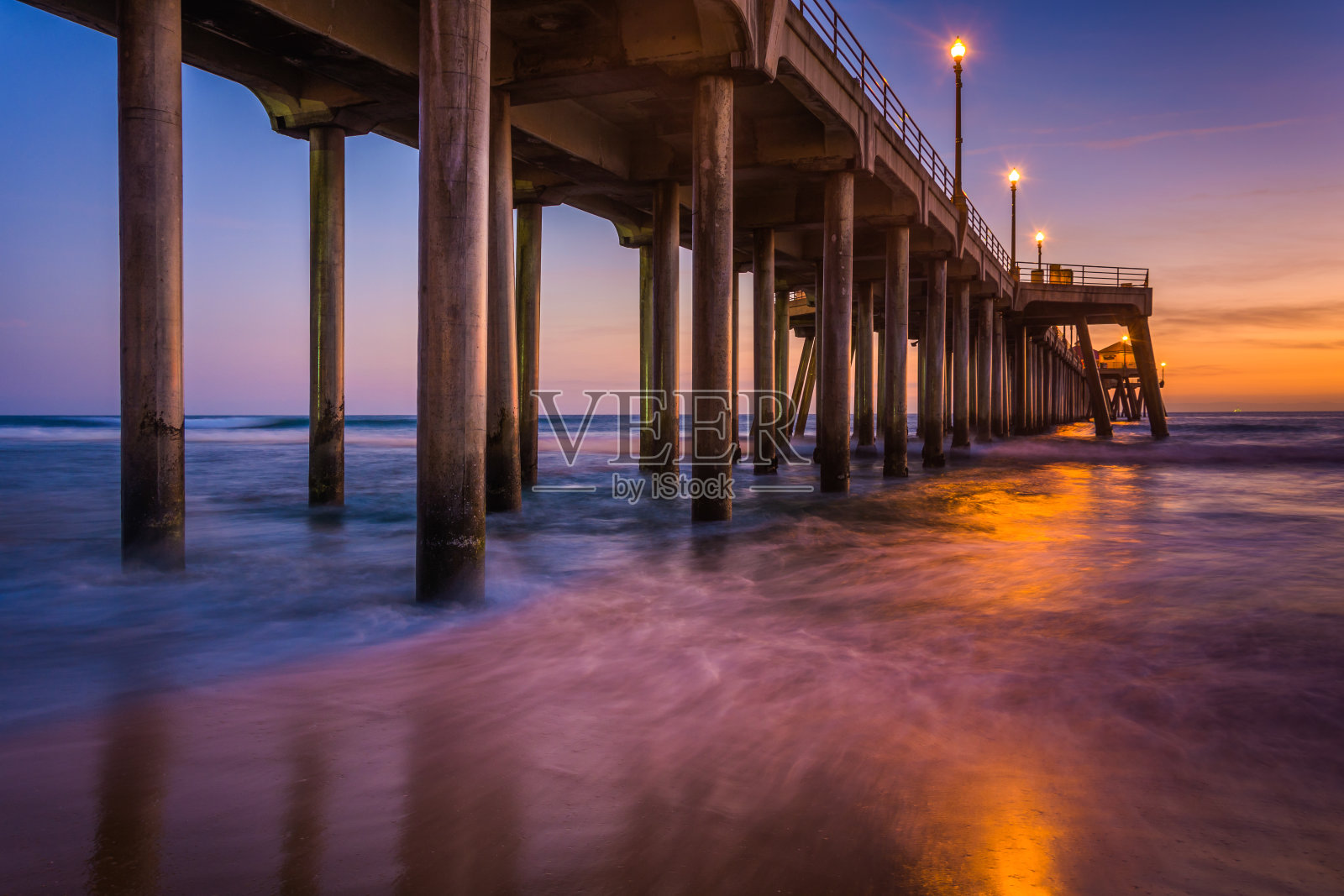 黄昏时分的码头,在亨廷顿海滩,加利福尼亚照片摄影图片