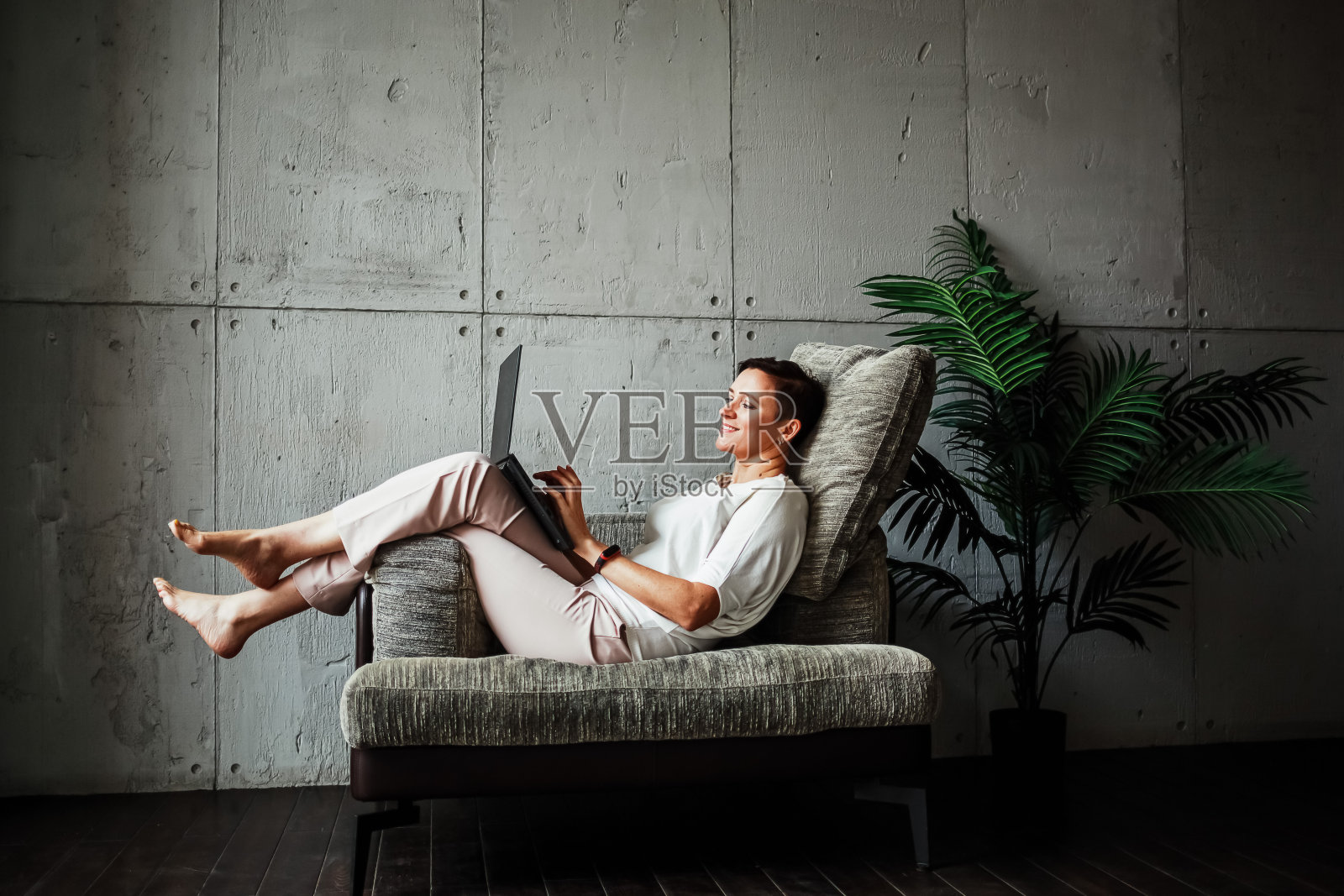 一个女人在家里用笔记本电脑工作照片摄影图片