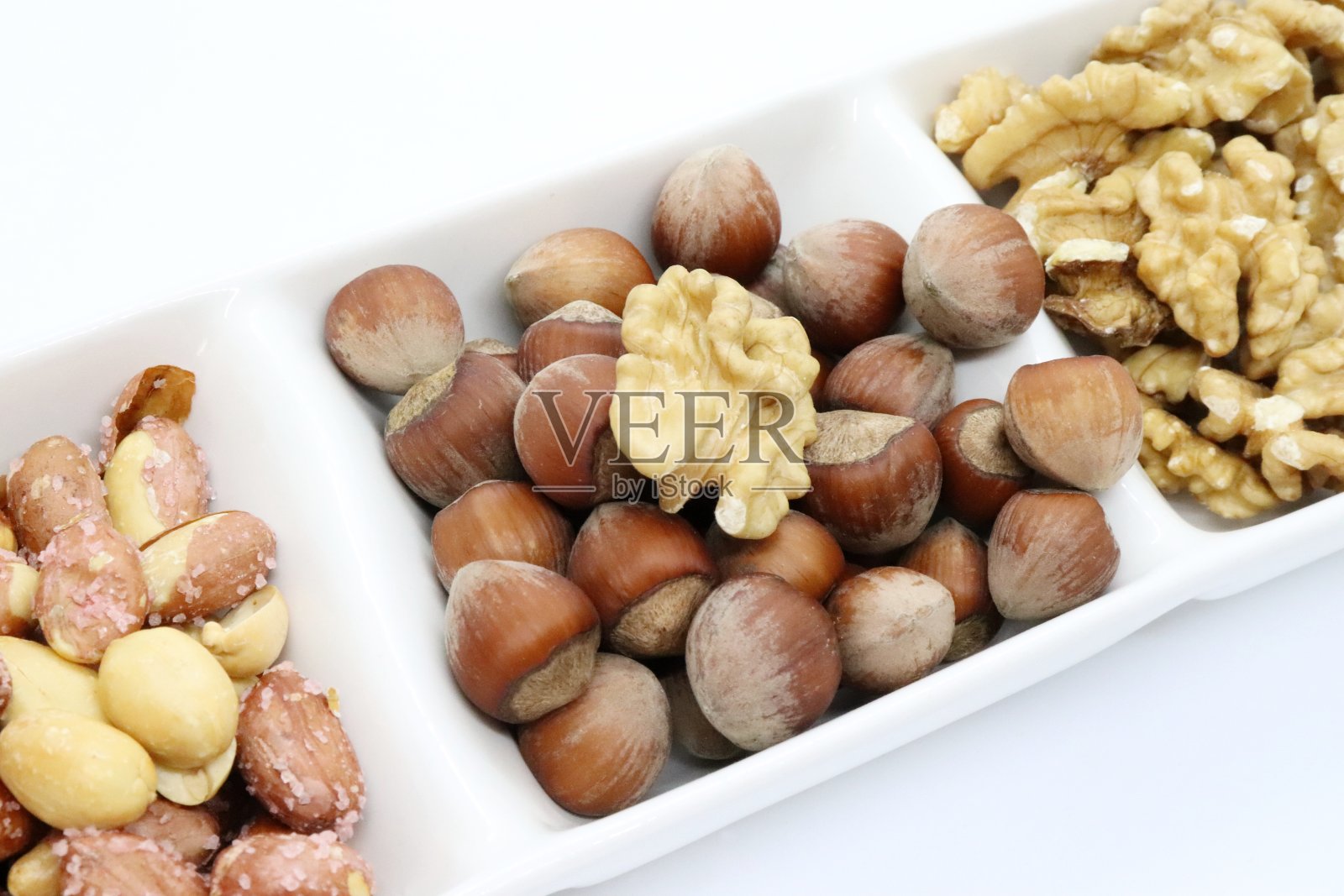 去壳榛子,核桃和咸花生,混合坚果。照片摄影图片
