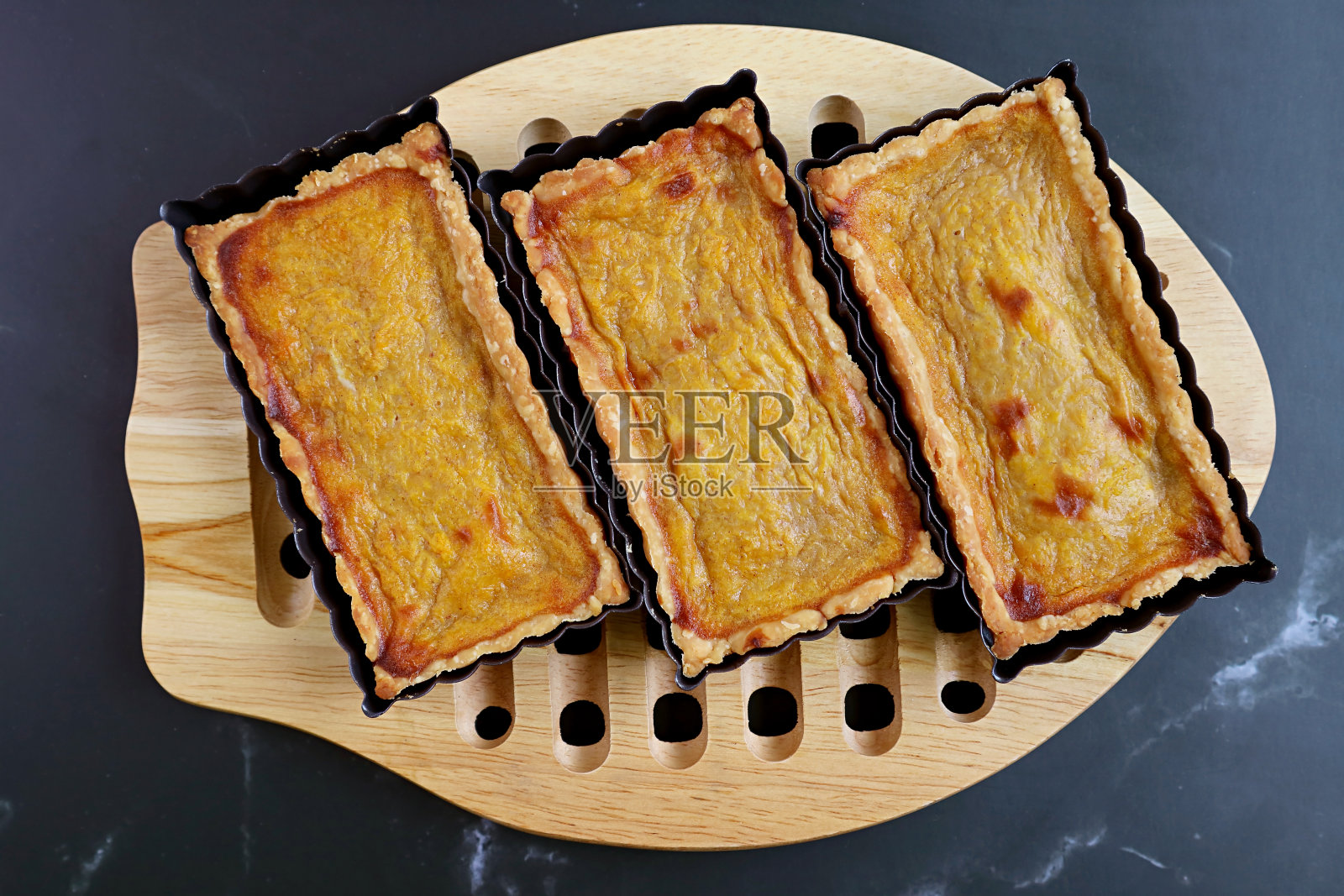 木质面包板上的新鲜自制南瓜馅饼照片摄影图片