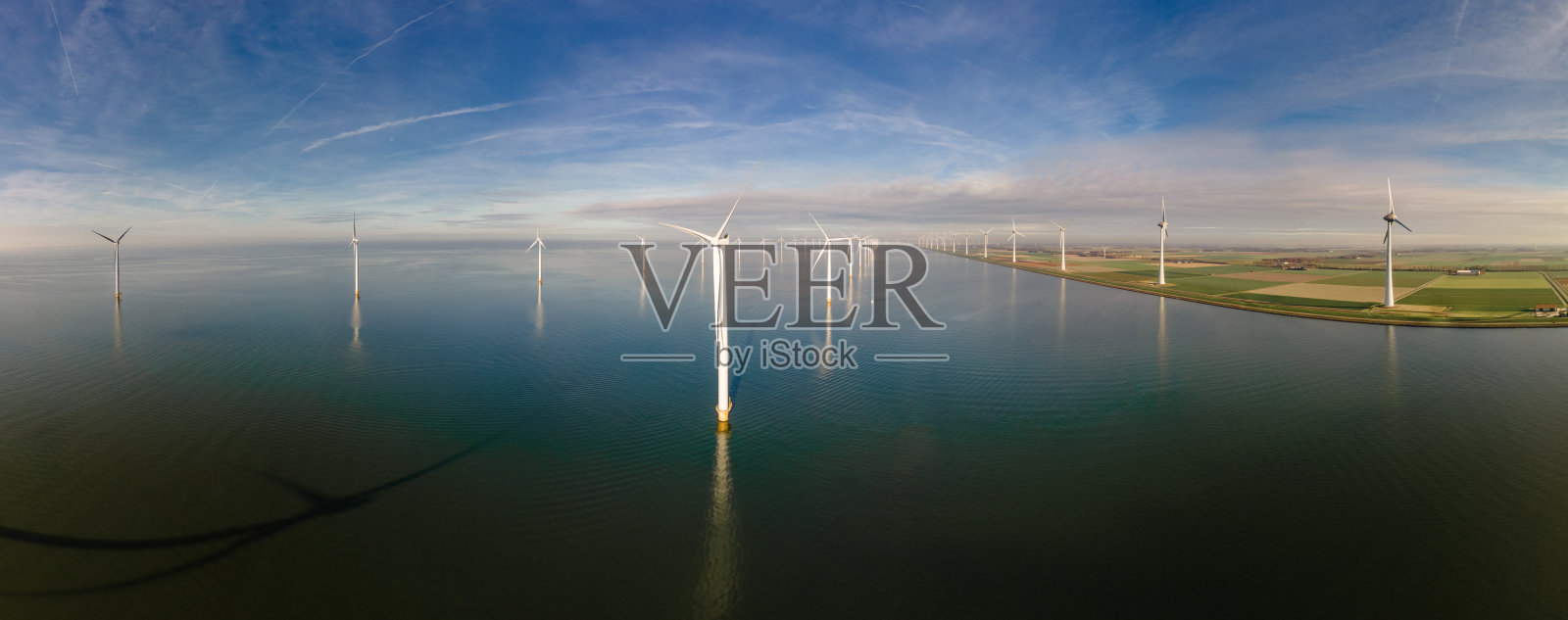 海上风车公园有云和蓝天,风车公园在海上用无人机鸟瞰风力涡轮机照片摄影图片