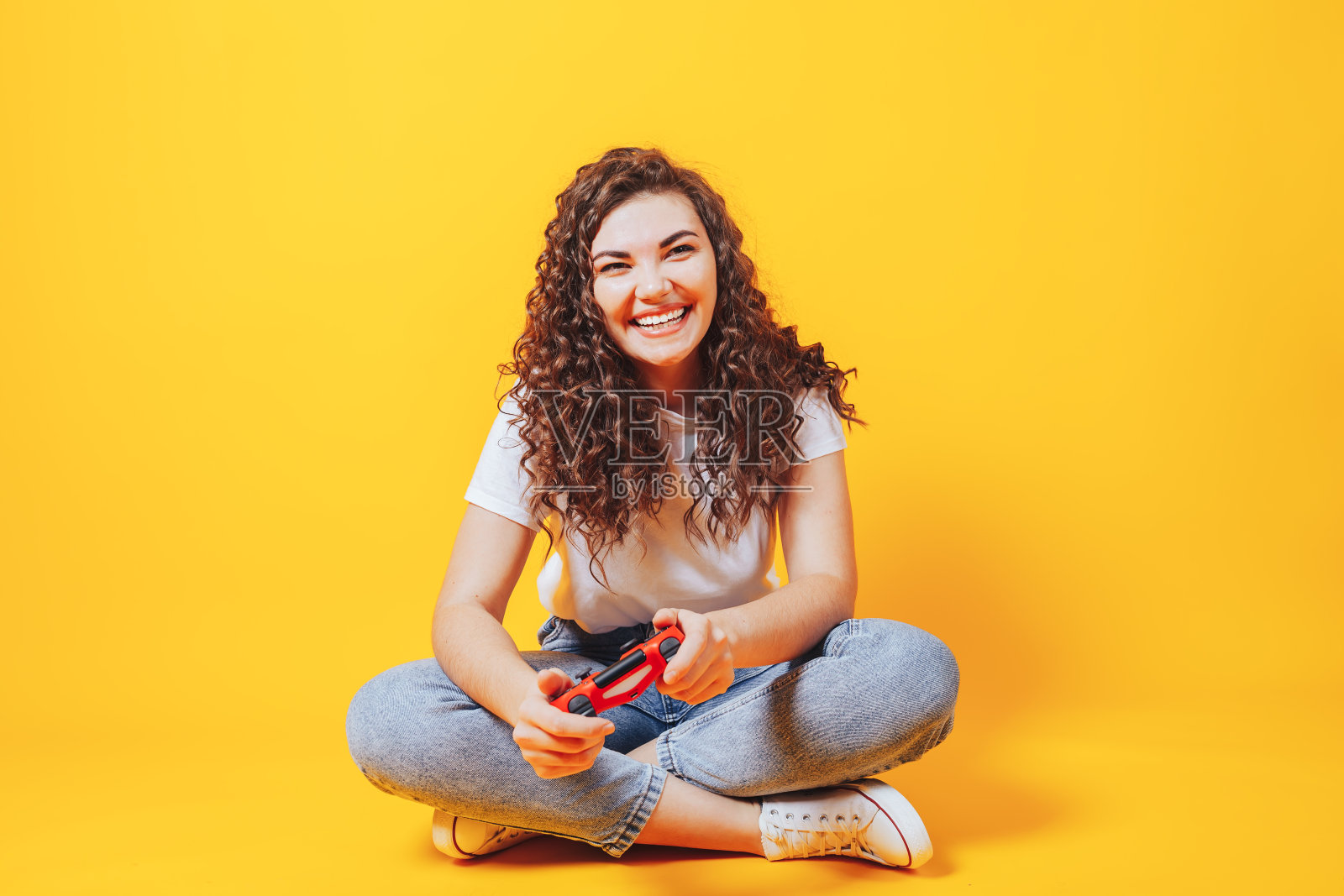 漂亮的年轻女子一边玩游戏一边拿着游戏手柄。女人在意大利。文本的地方照片摄影图片