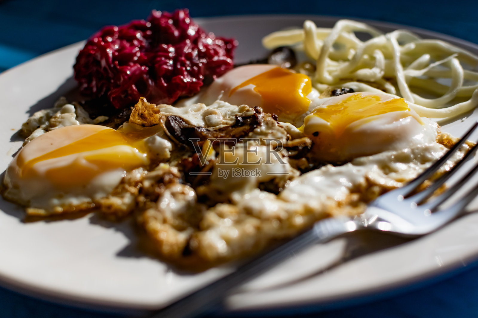 蘑菇煎蛋,长芝士面条和甜菜鱼子酱,丰盛的早餐配开胃菜照片摄影图片