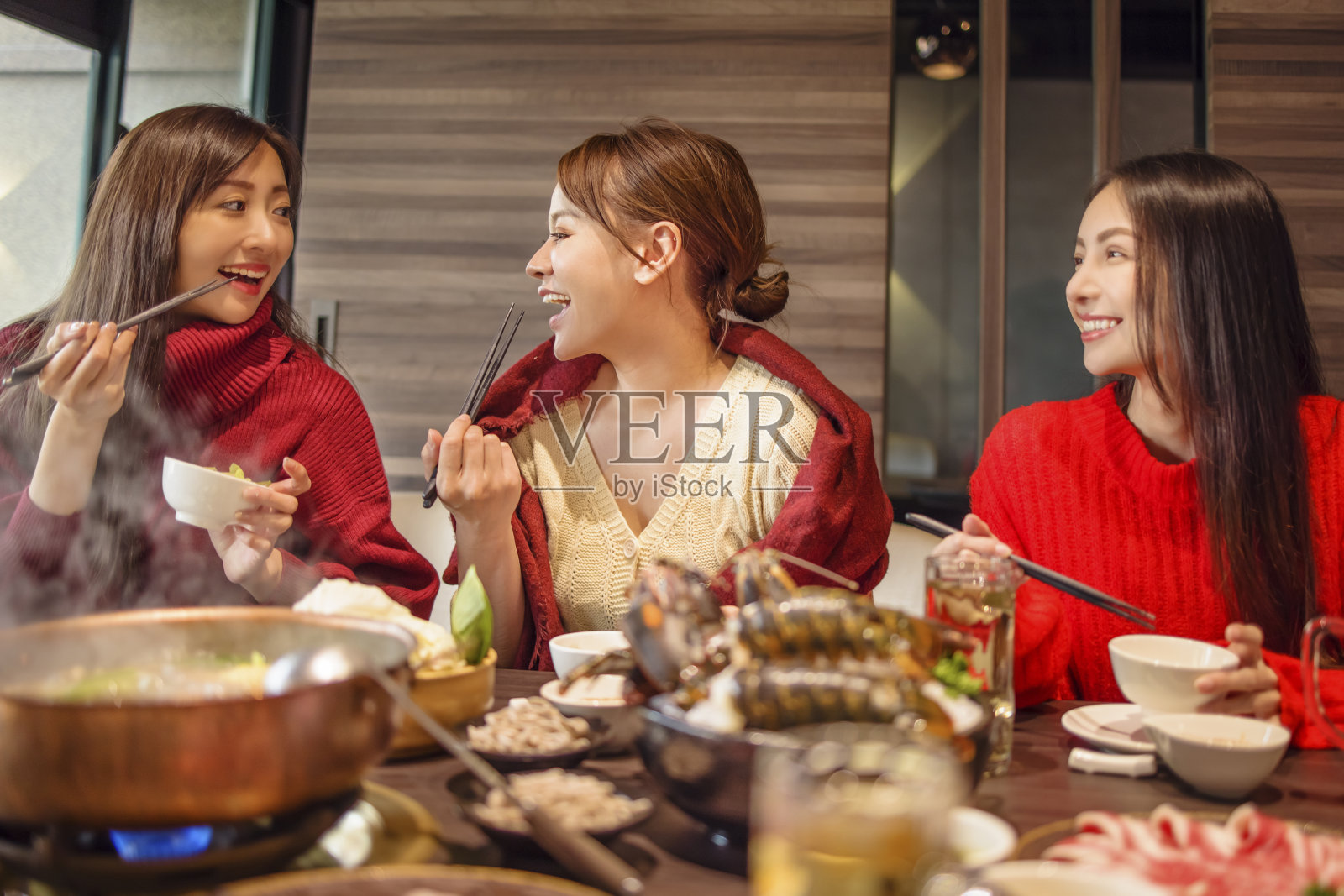 快乐的年轻朋友在火锅店玩照片摄影图片