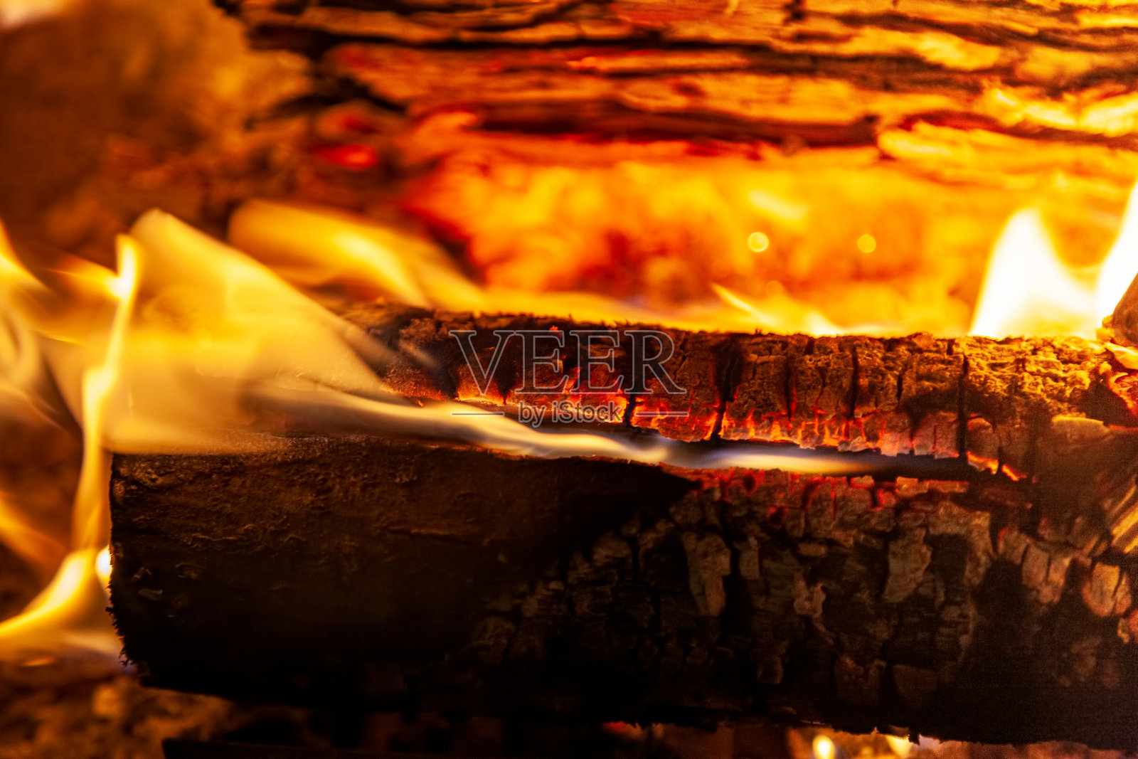 在壁炉中燃烧钢坯照片摄影图片