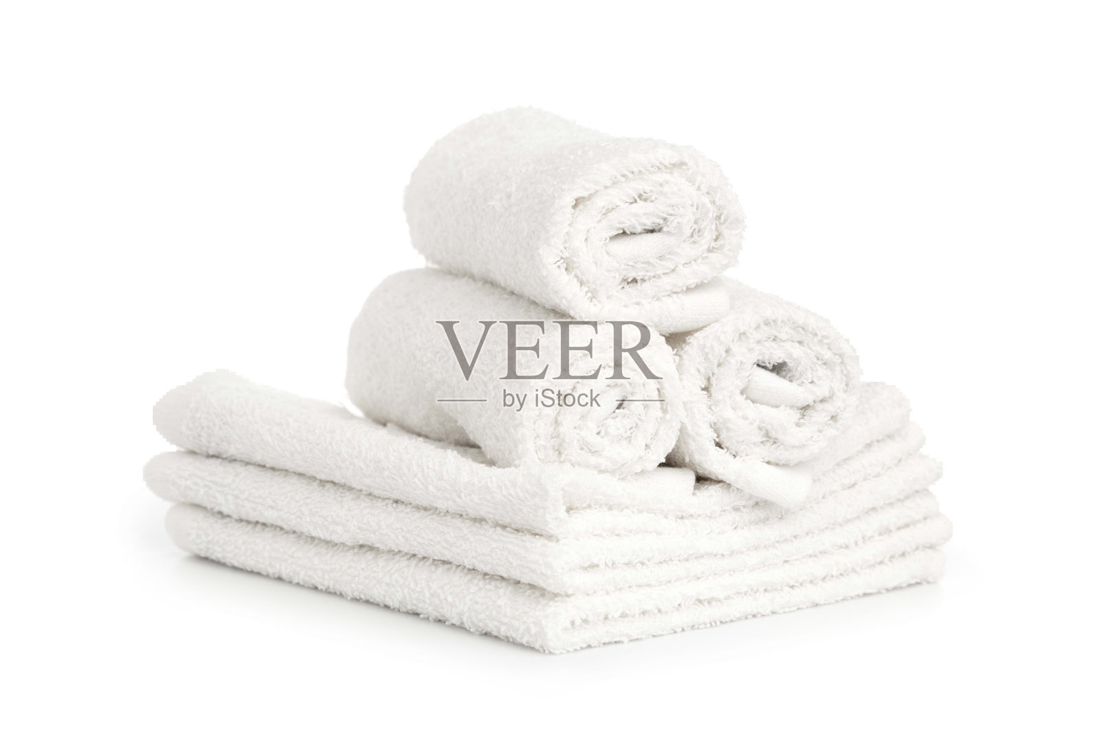 叠在白色背景上的白色沙滩软毛巾照片摄影图片