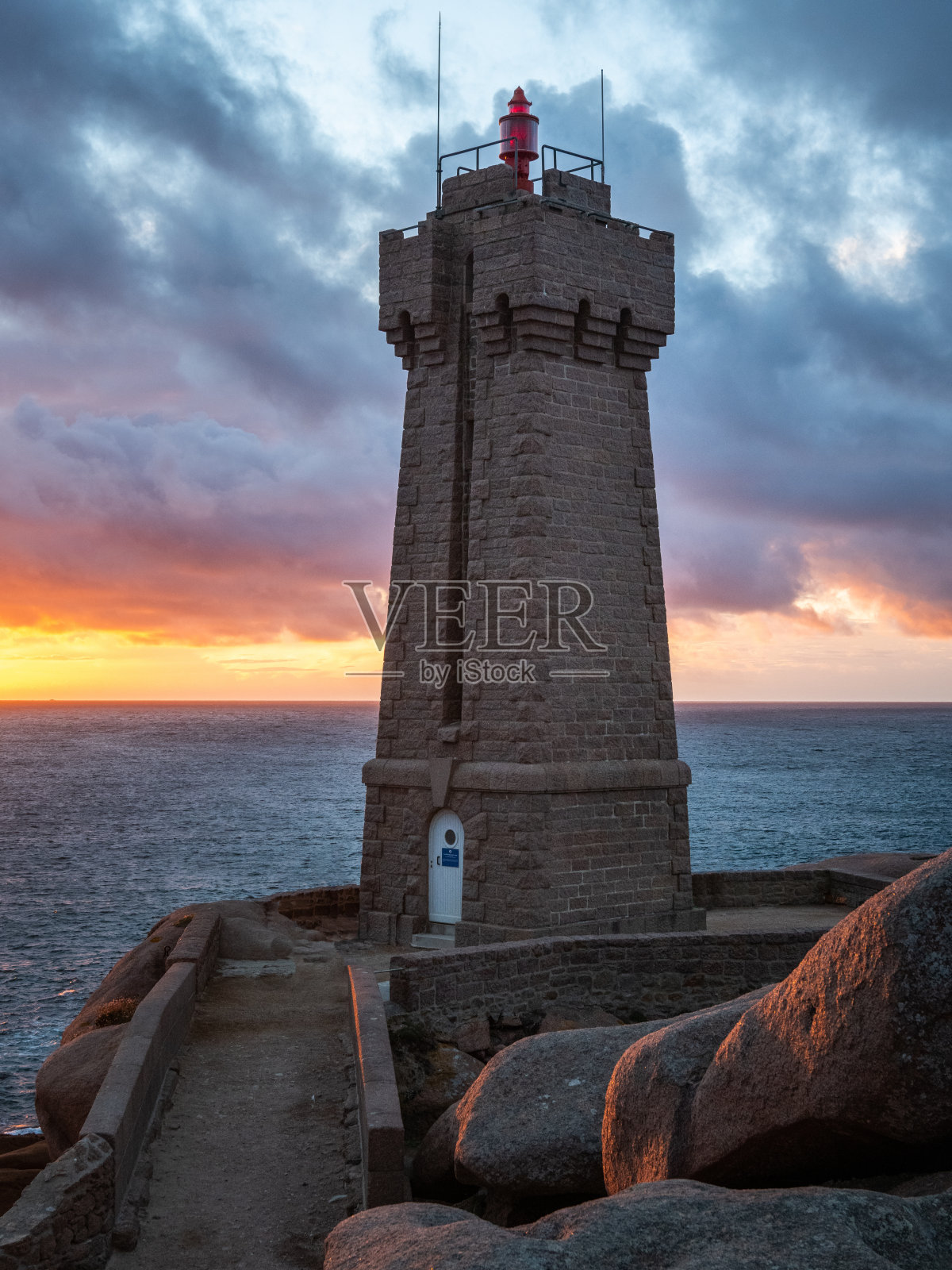 夏天一个阳光明媚的日子照片摄影图片