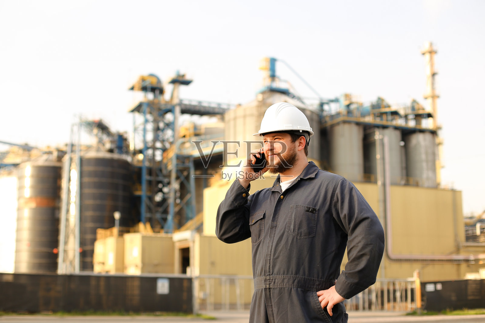 工业总监在工厂外面用甚高频对讲机讲话照片摄影图片