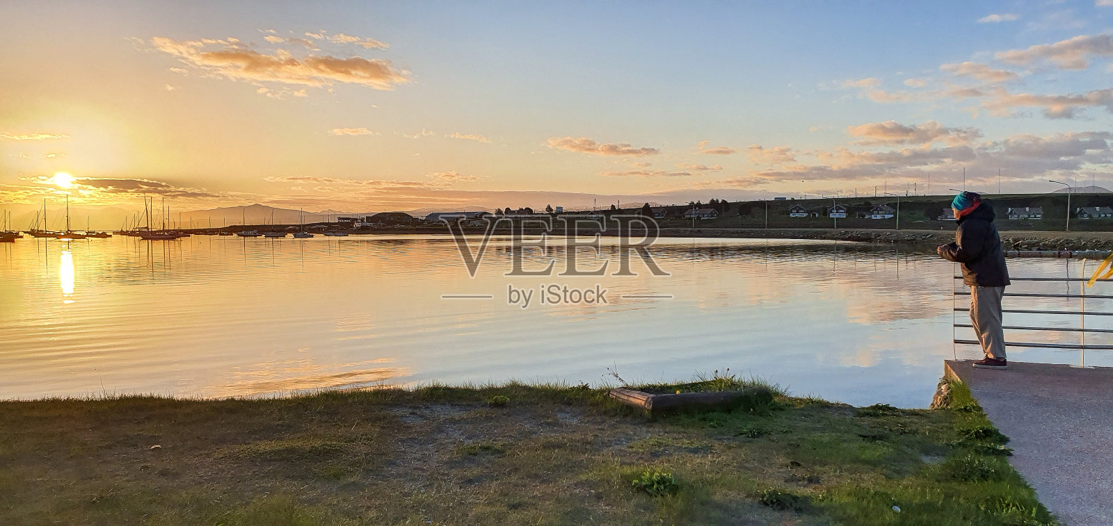 湖面上的黎明照片摄影图片
